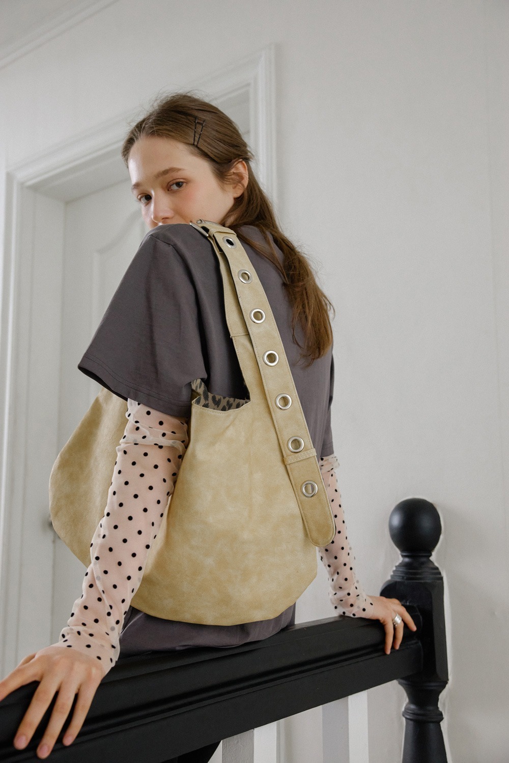《限時團購優惠》LETERIE BUCKLE REVERSIBLE SHOULDER BAG LEOPARD