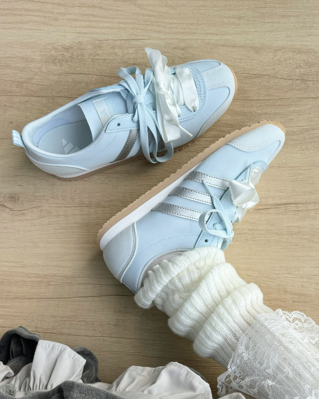 ADIDAS VS JOG 2.0 淺藍 天空藍 銀色 緞帶 芭蕾風 薄底鞋 德訓鞋 女鞋