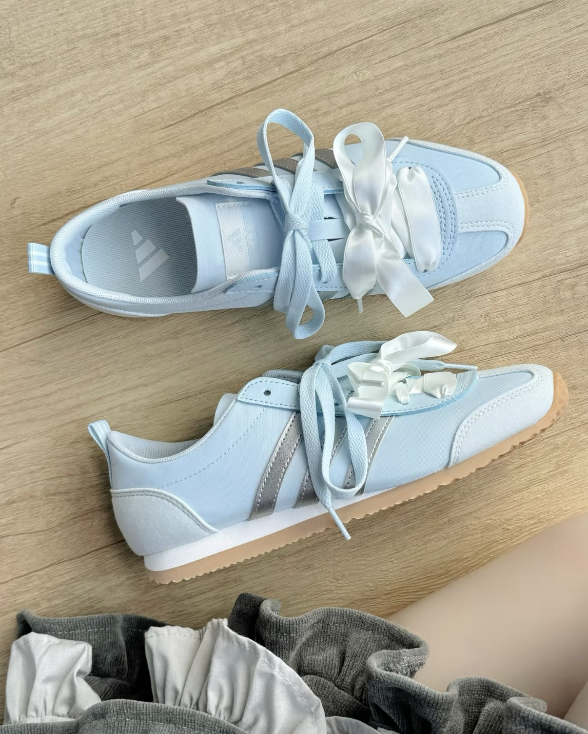 ADIDAS VS JOG 2.0 淺藍 天空藍 銀色 緞帶 芭蕾風 薄底鞋 德訓鞋 女鞋