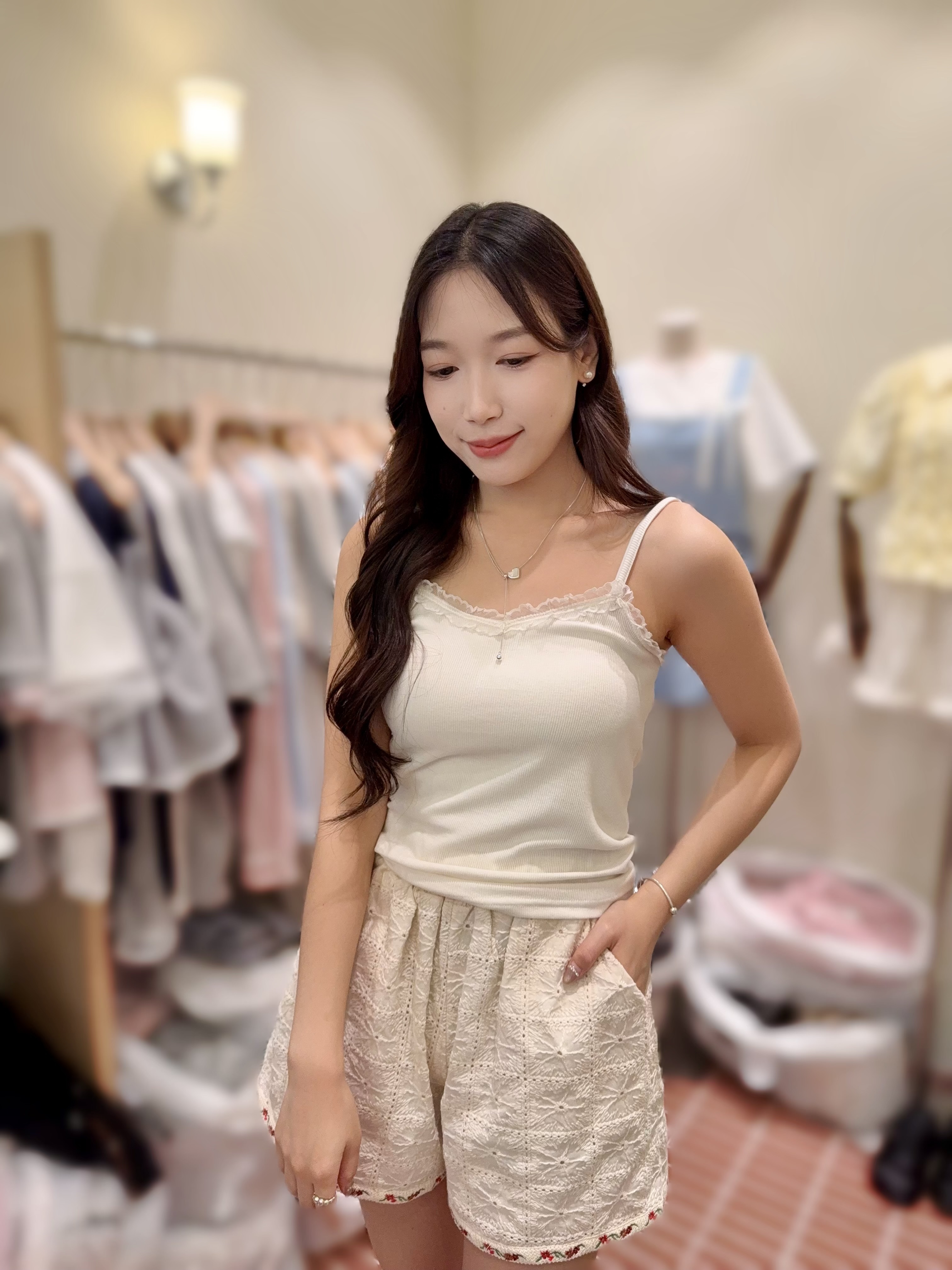 BE67 胸 32 -40 長 23 $359 (一口價)