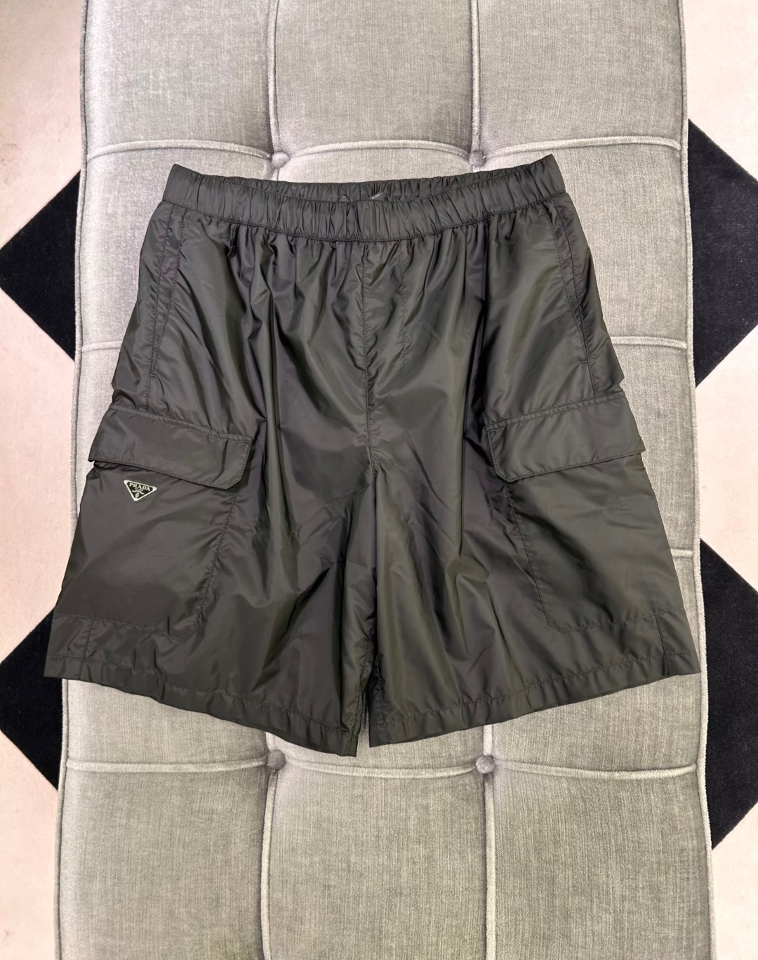 Prada 三角logo 黑色 短褲