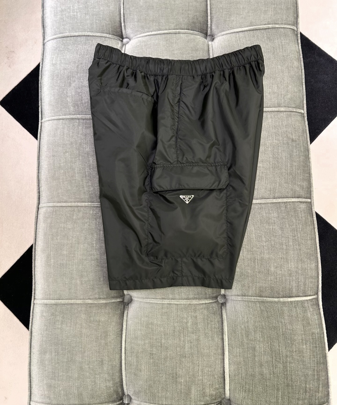Prada 三角logo 黑色 短褲