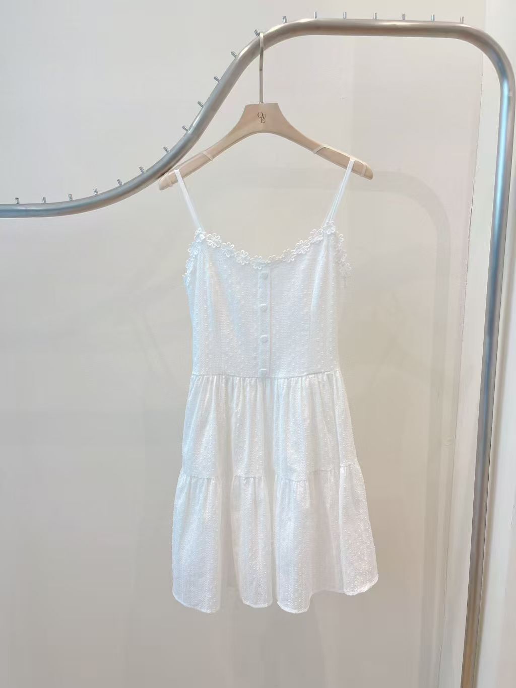 OV6207 田園白色刺繡蕾絲吊帶裙