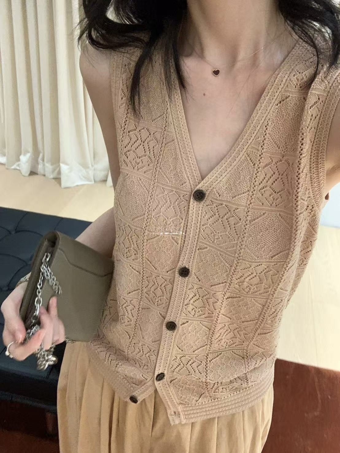061 鏤空設計感v領針織背心
