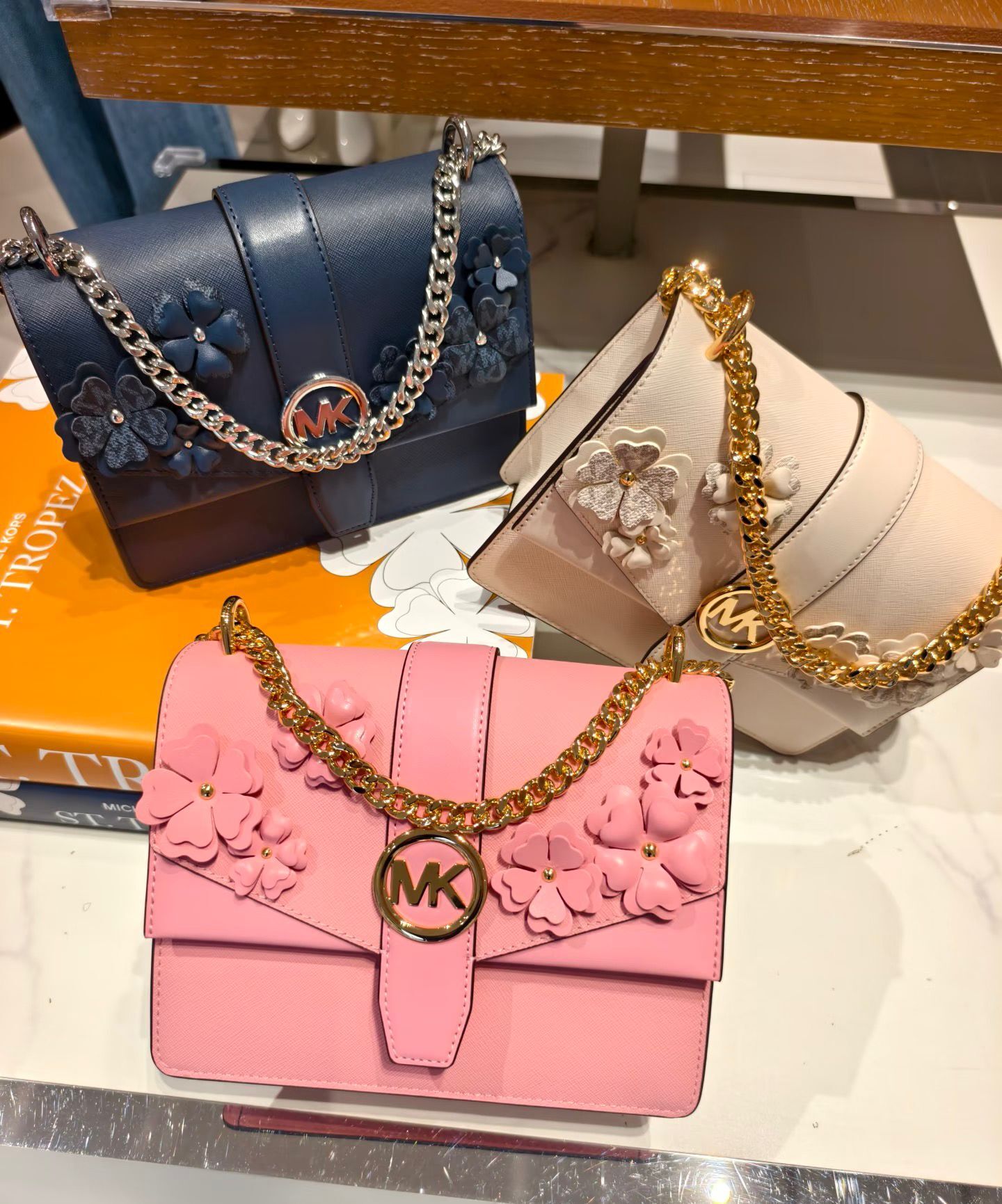 【預購】Michael Kors H050698 Greenwich 小號花朵斜孭袋