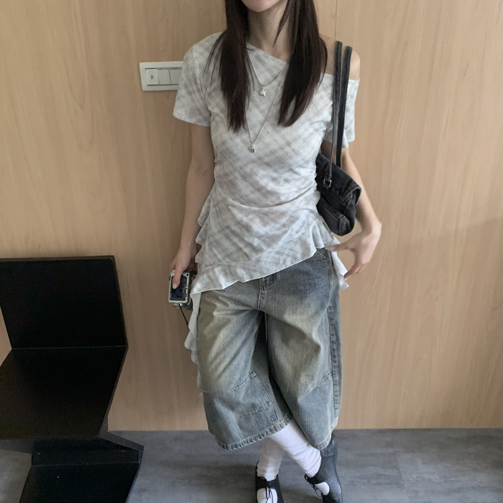 ISA_不規則時髦! 格紋飄帶斜肩側抓皺上衣_64081