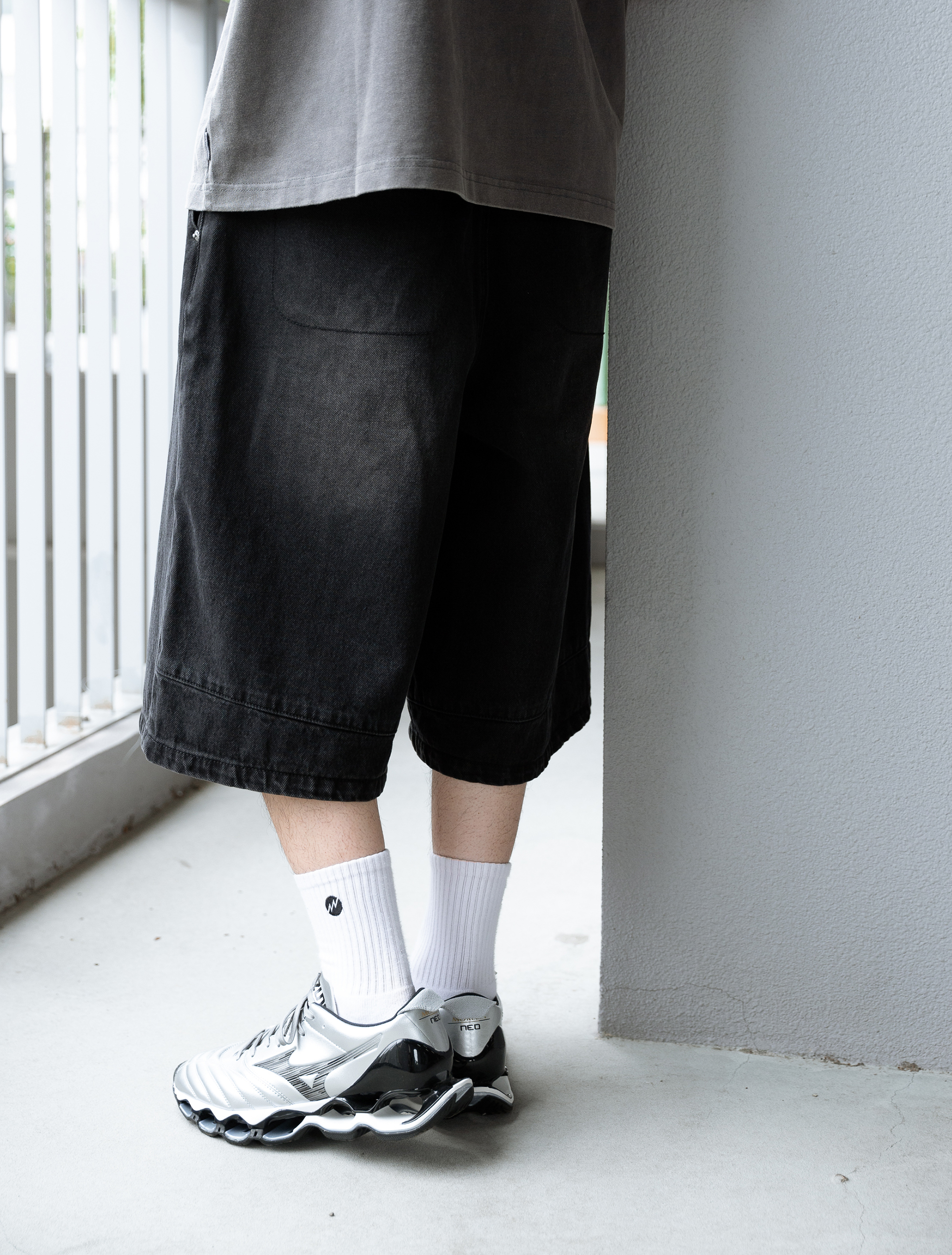 MANIA 水洗破壞打摺過膝牛仔褲｜Washed Distressed Pleated Jorts（26SS）