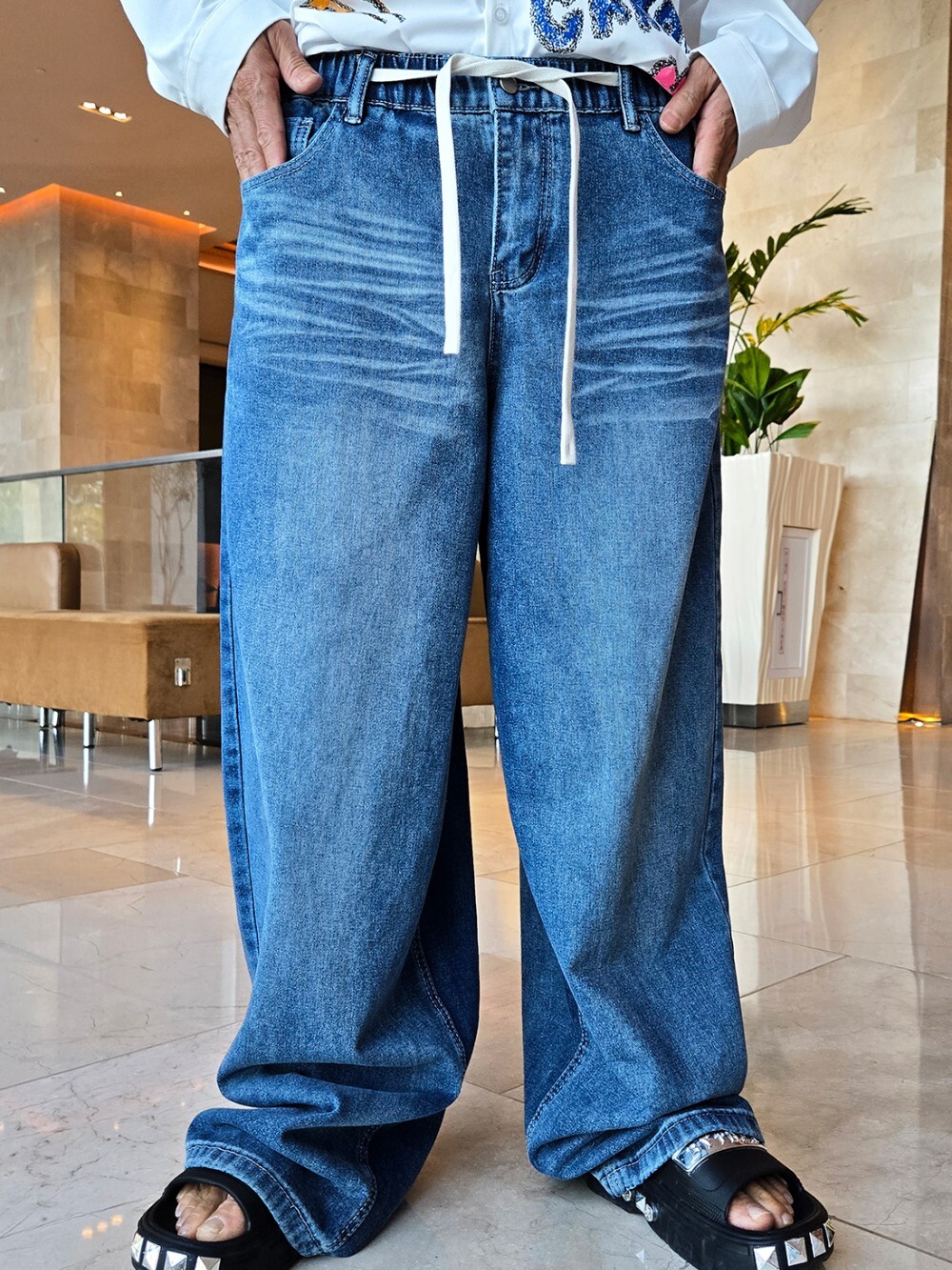 Wide-leg jeans with back button