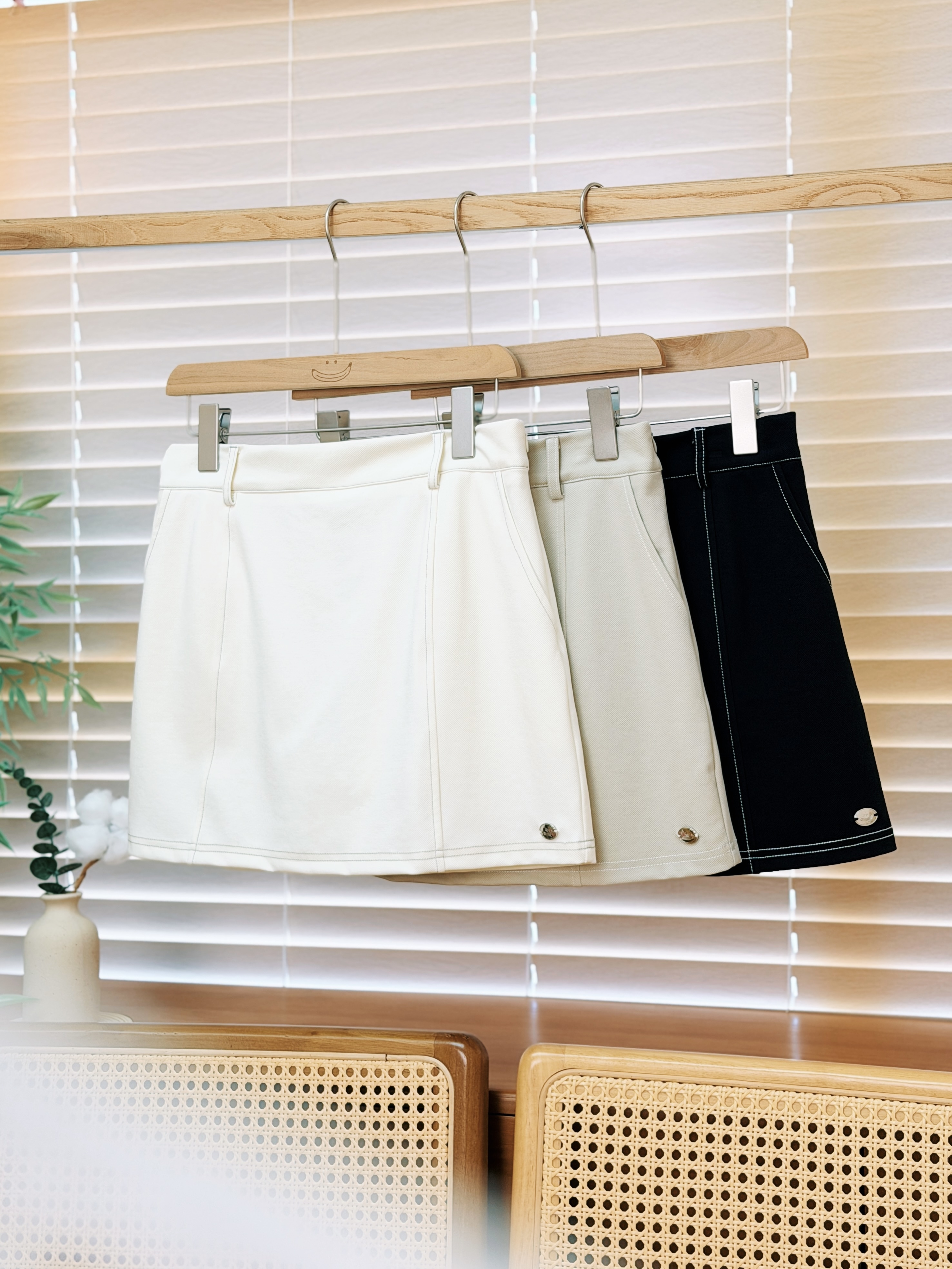 三色 / 明線精工線條感斜紋短裙 / Topstitched Twill Mini Skirt