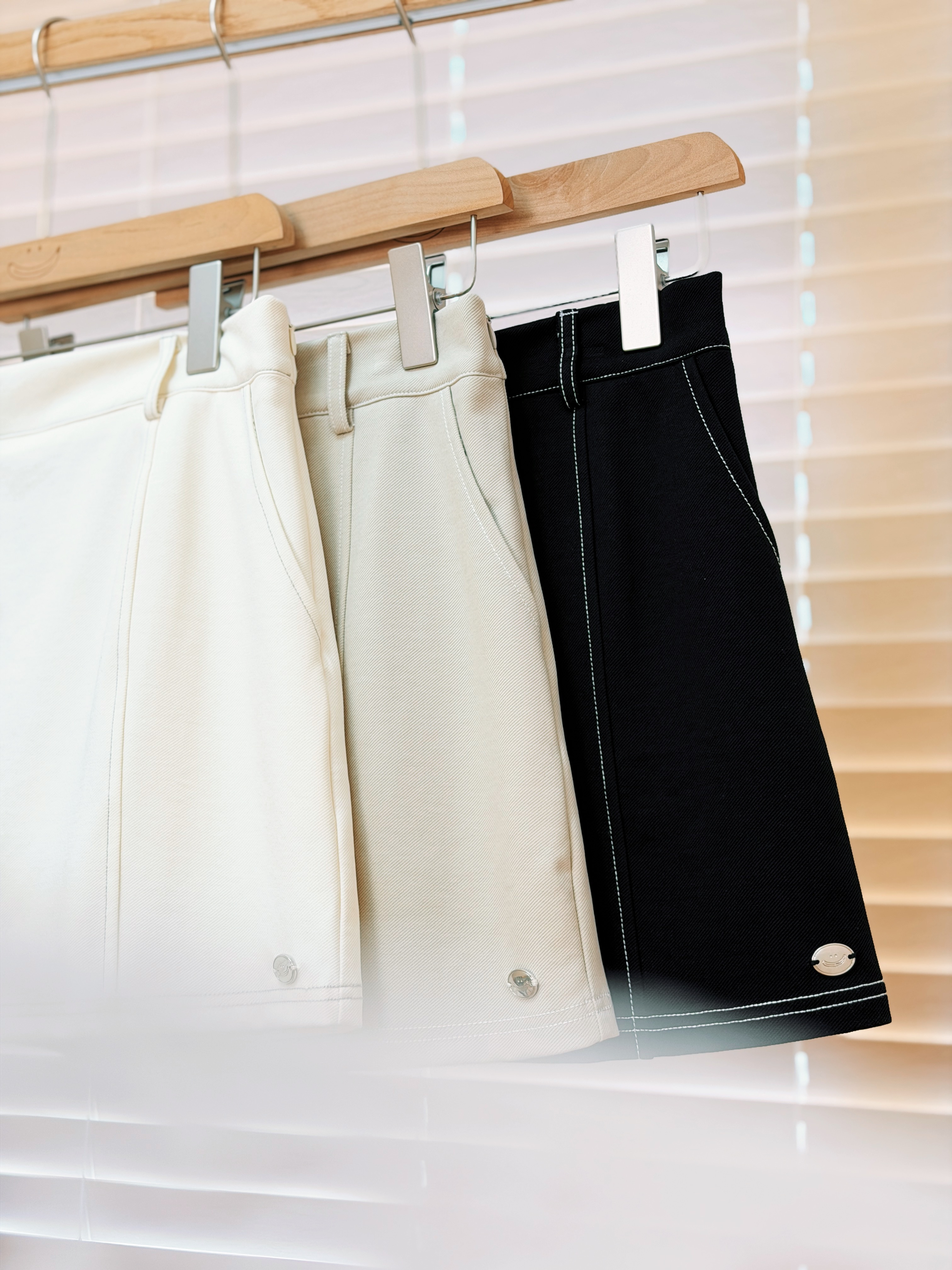 三色 / 明線精工線條感斜紋短裙 / Topstitched Twill Mini Skirt
