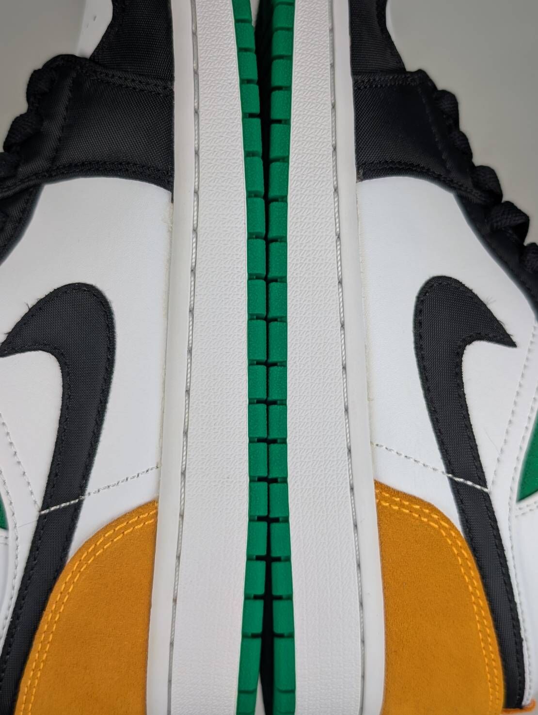 微瑕疵-左右腳內外側中底發黃 852542-101/7.5 Nike Air Jordan 1 Mid SE "Oakland" 白綠橙 男鞋