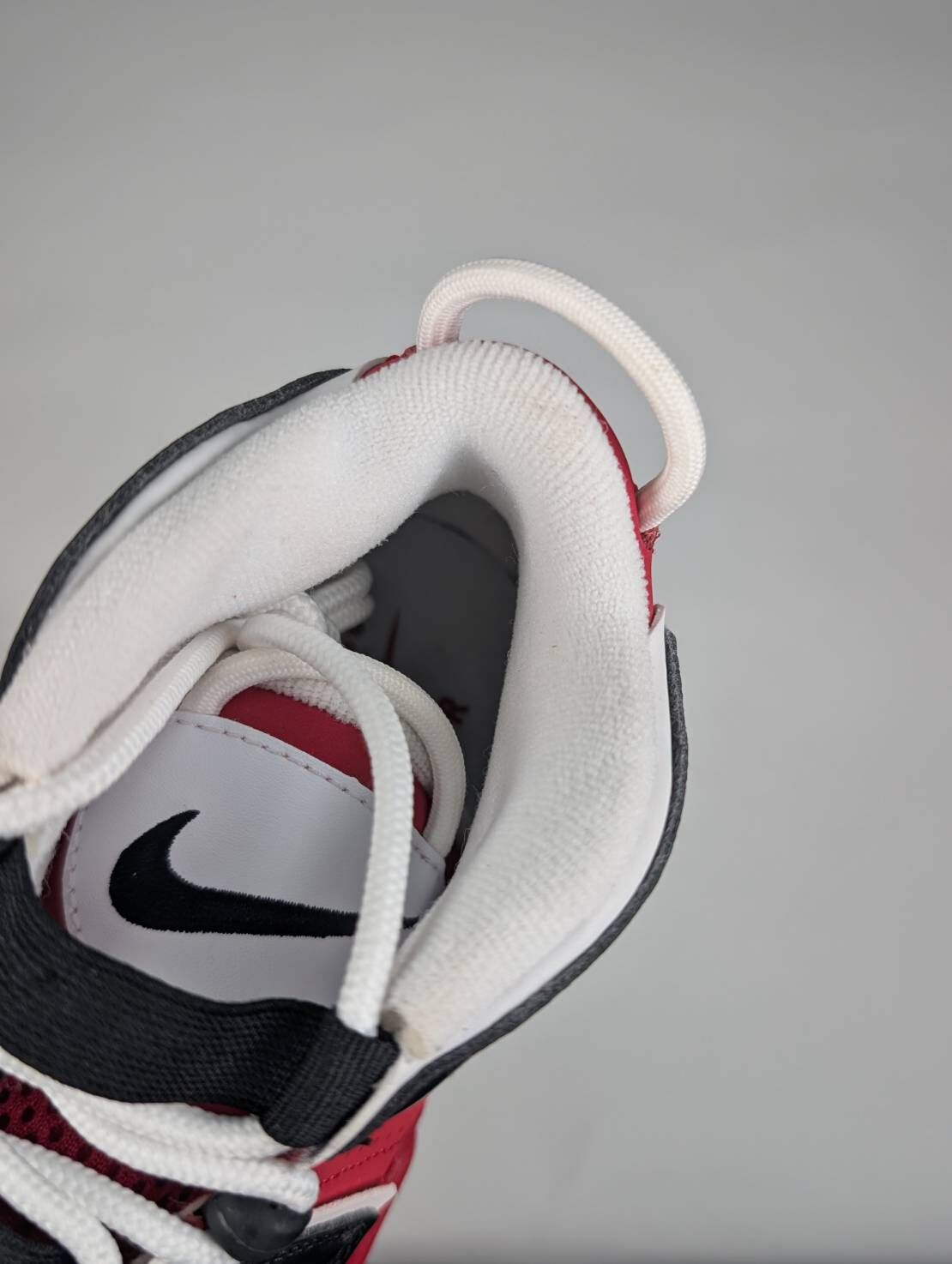 微瑕疵-左右腳中底、鞋底色差&鞋口內襯髒汙&左腳後跟NIKE字樣氧化&右腳外側中底刮傷 415082-600/6.5Y Nike Air More Uptempo GS 紅黑 大AIR 大童