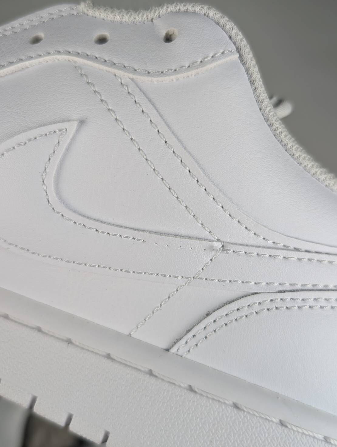 微瑕疵-右腳內側勾勾脫落 553558-136/10 Air Jordan 1 Low Triple White