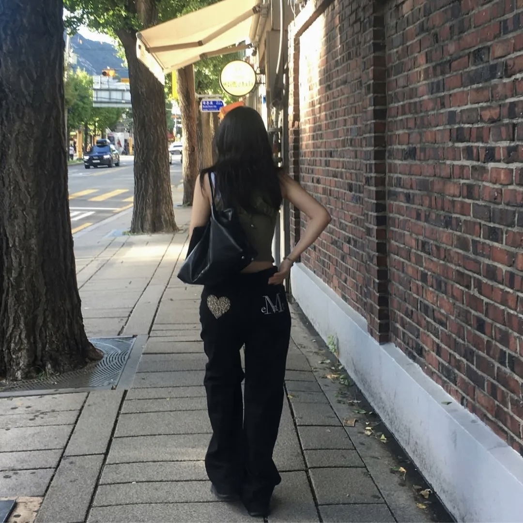 MUCENT 後口袋字體 全黑 皮革豹紋心型貼片 寬褲 落地褲 韓國代購