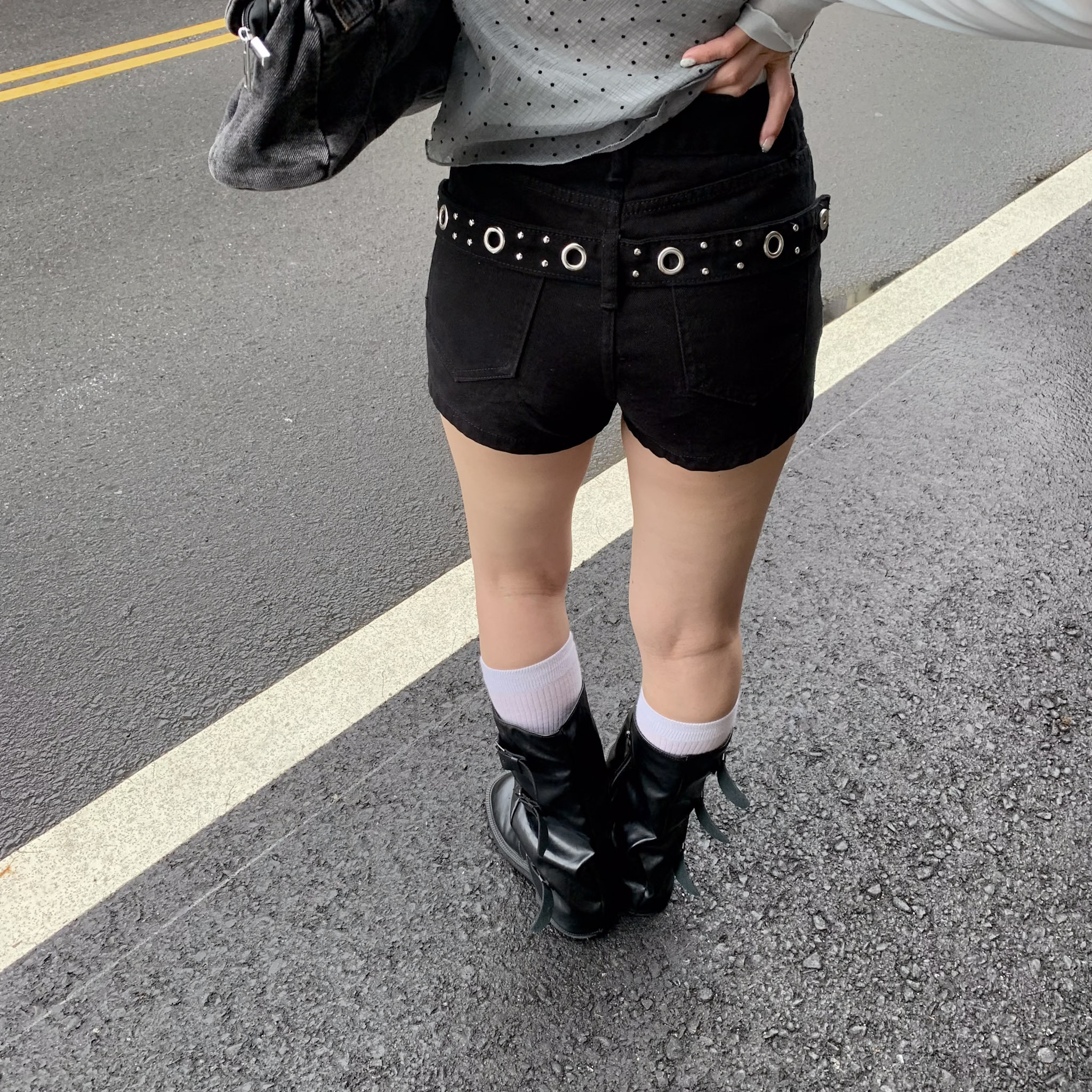 ISA_辣妹身材 (背面秘密!)鉚釘牛仔高腰短褲_64070
