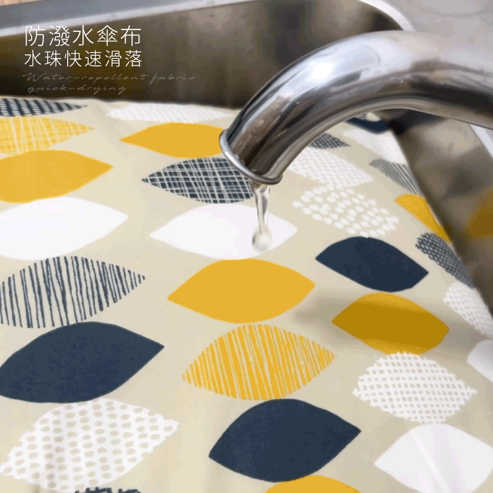 防潑水傘布防水效果示範：甩甩即乾，防止水分滲入並輕鬆清洗。水珠滑落示意圖。