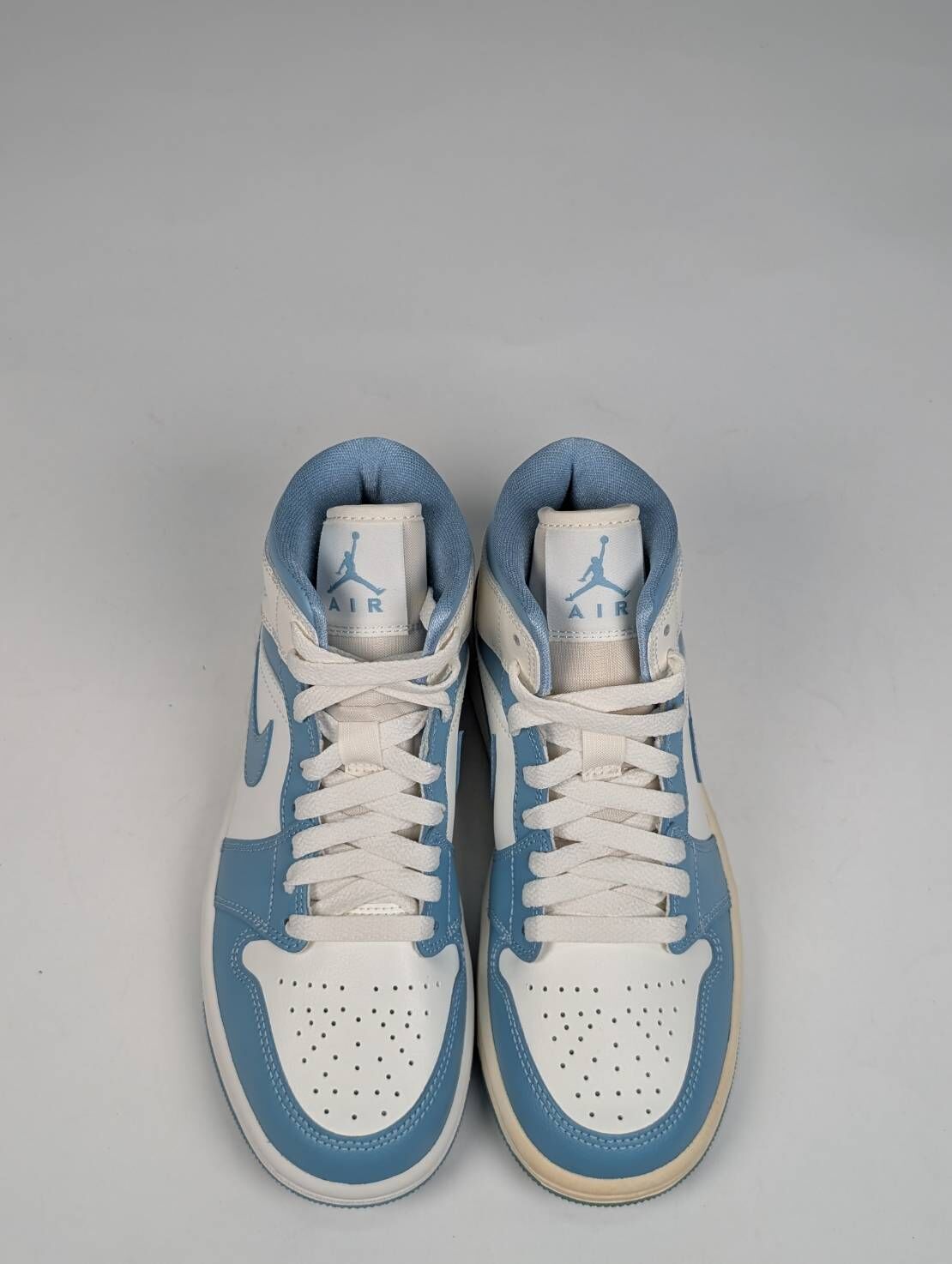 微瑕疵-左腳中底泛黃 BQ6472-141/6 Air Jordan 1 Mid "UNC" 北卡藍 女鞋 男女段