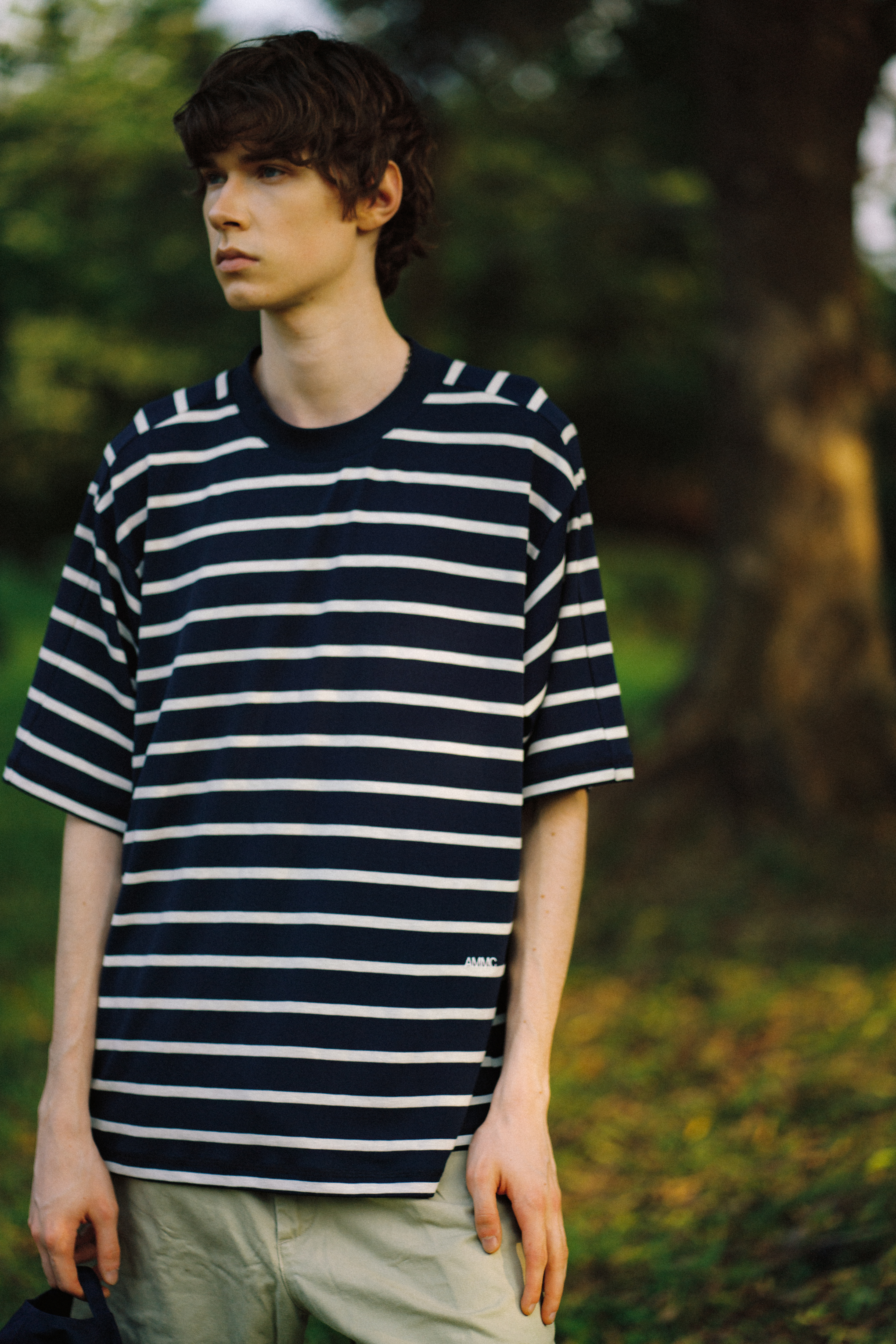 A MINIMAL CLUB LOGO TEE NAVY AM64TE05NB