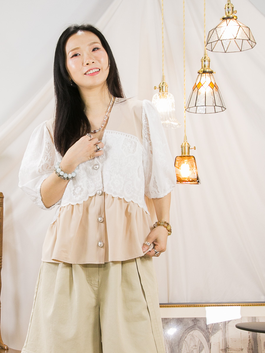 全開胸扣鈕．手袖 胸位LACE刺繡．滑滑料TOP