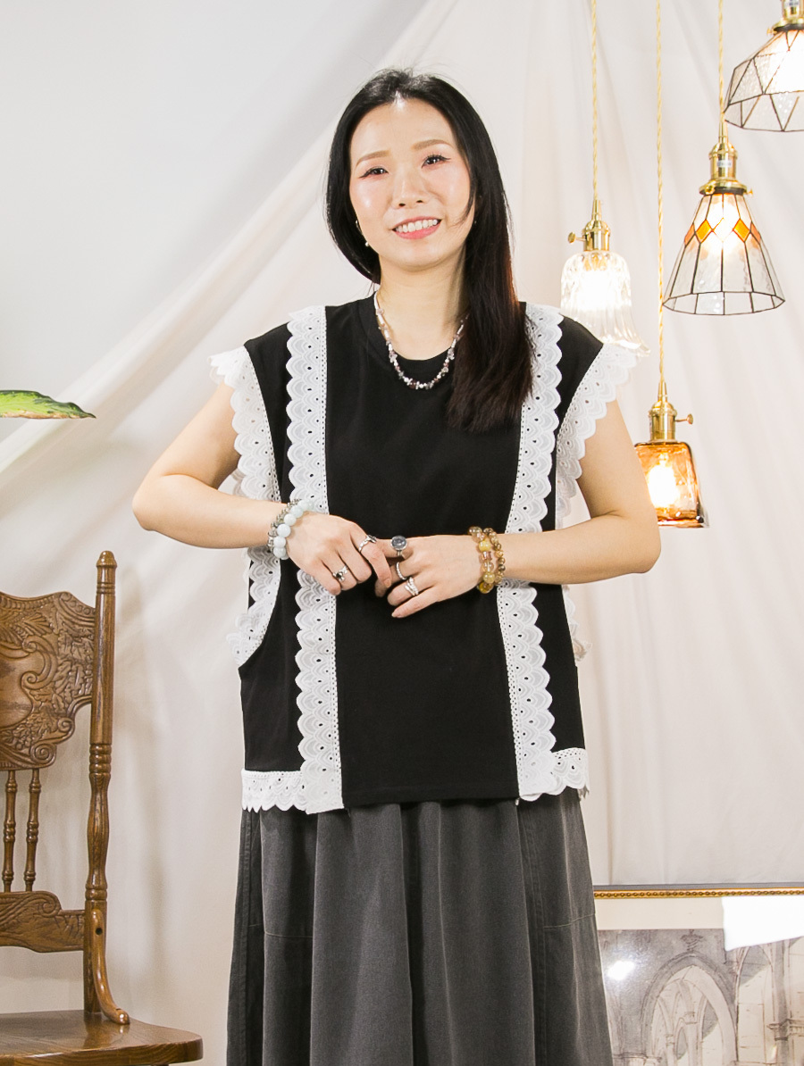 前幅兩行LACE刺繡．COTTON料TOP