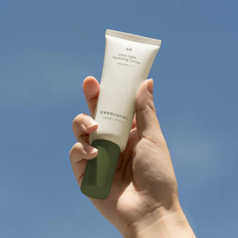 簡單 JAN DAN 輕透水感防曬乳，SPF50 PA++++ 廣譜防護，質地清爽適合日常通勤與戶外使用
