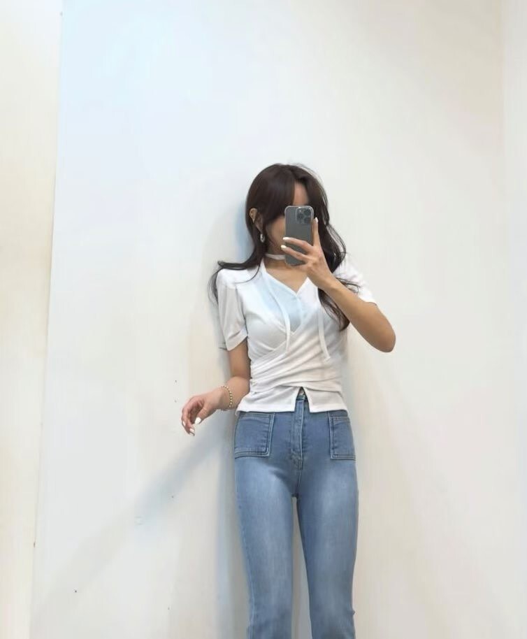 附帶交錯抓褶收腰墊肩 T