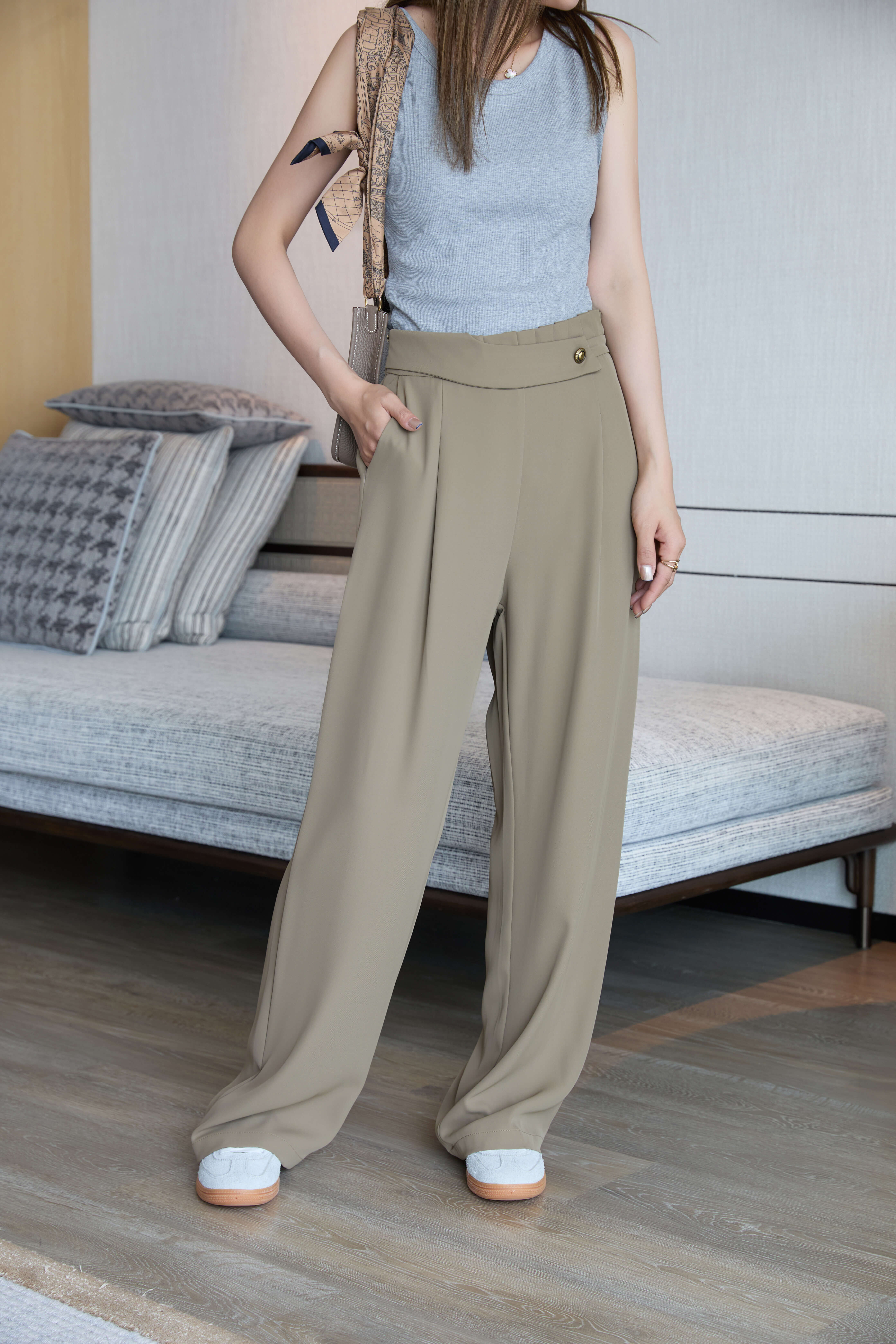 Ruffles Waist Details Straight-Leg Pants_PT253L02B