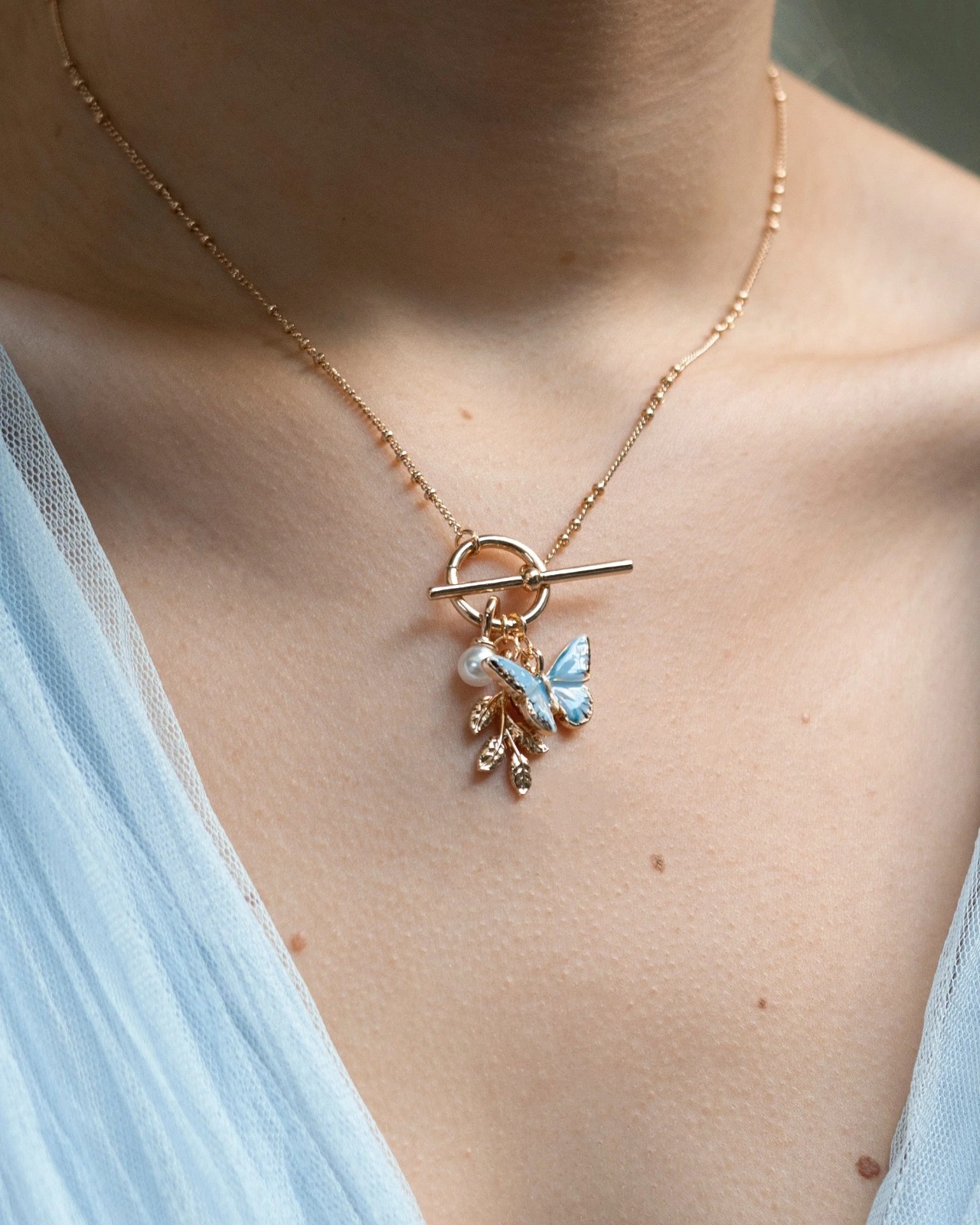 英國代購 -FABLE ENGLAND Enamel Blue Butterfly & Leaf Charm Necklace