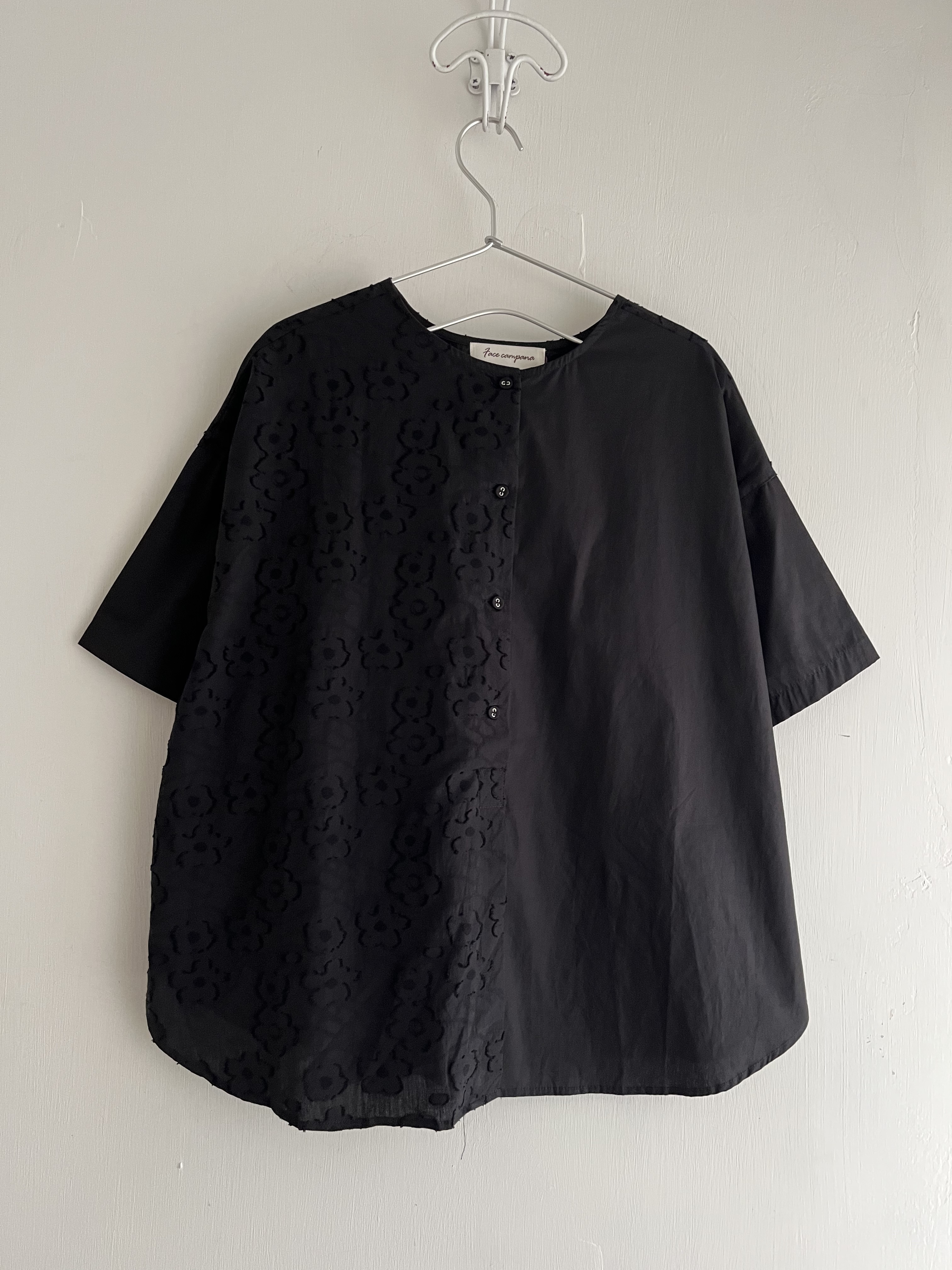 Face campana黑色立體花花top