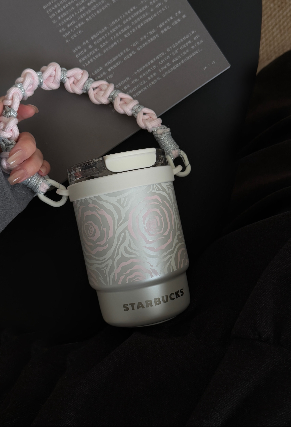 代購-Starbucks星巴克 萬花玫境 保溫杯 雙飲口杯配編織提手 435ml