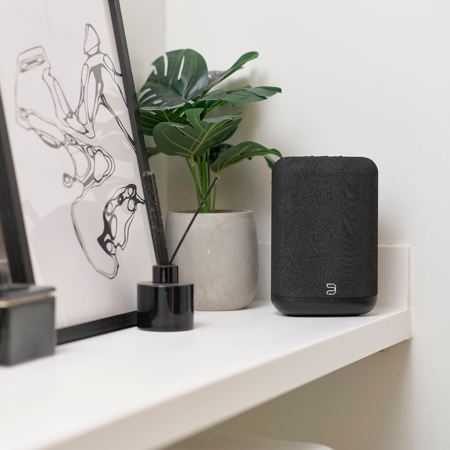 Bluesound PULSE FLEX Wireless All-In-One Music Streaming Speaker black in bedroom
