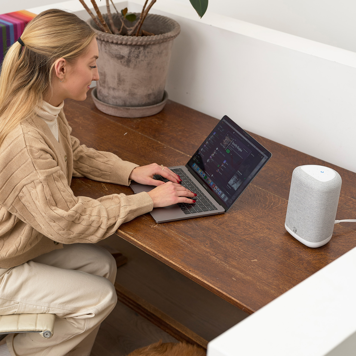 Bluesound PULSE FLEX Wireless All-In-One Music Streaming Speaker pearl during work