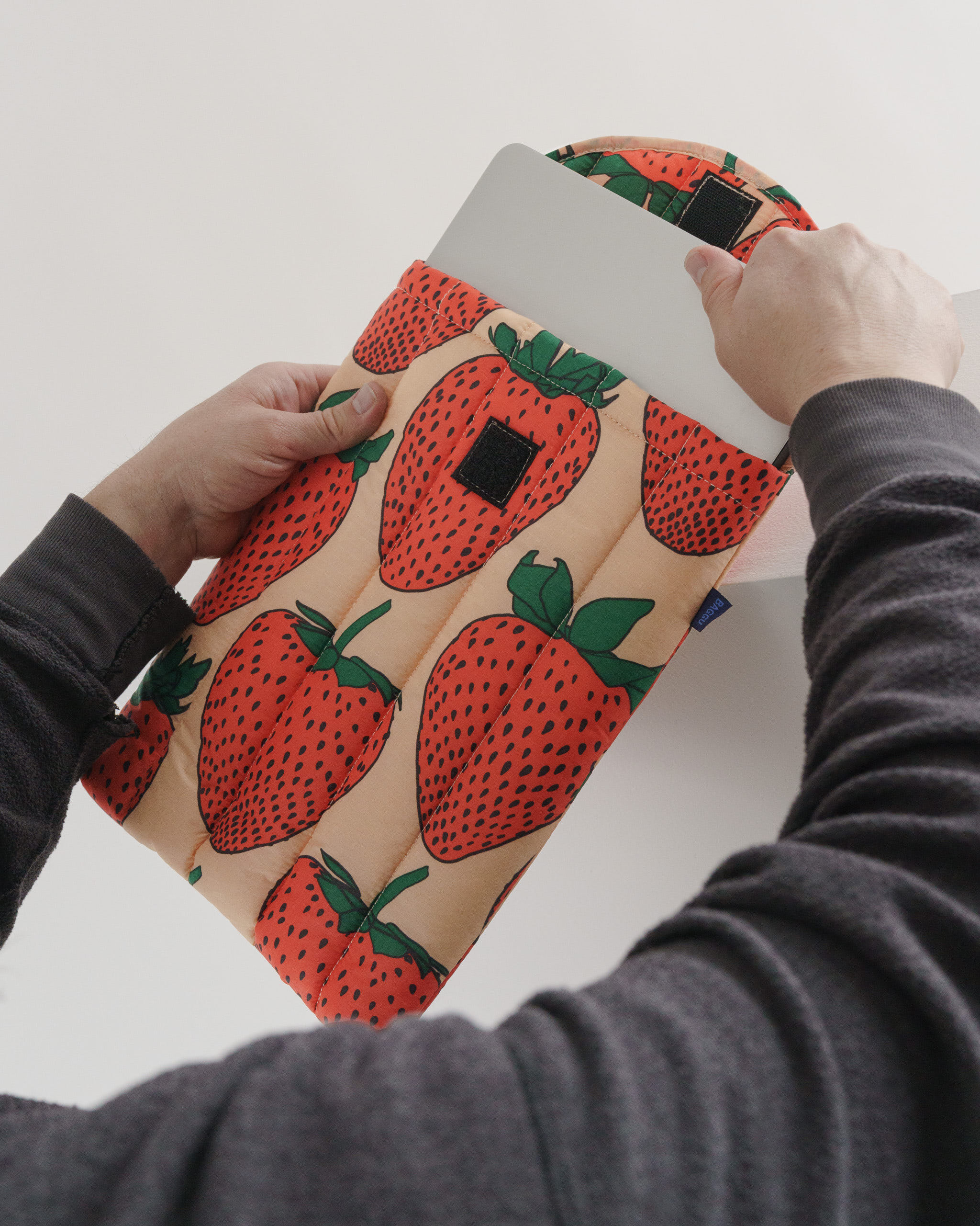 Puffy Laptop Sleeve 13"/14" - Strawberry｜BAGGU