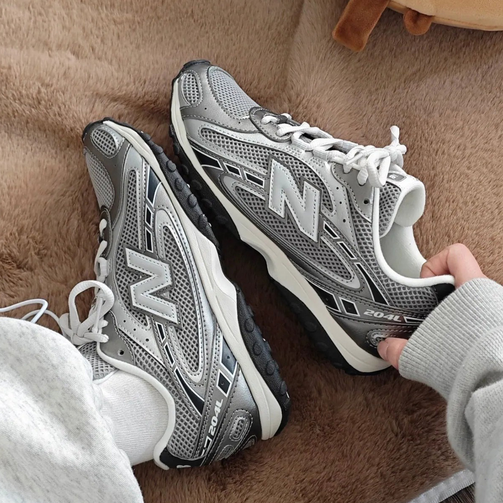 New Balance 204L "Silver Grey" 銀灰 金屬 亮面 薄底 Miu Miu 復古休閒鞋 IU 李知恩 同款 U204L1KP