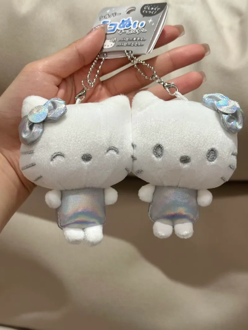 <日本限定> SANRIO 三麗鷗 HELLO KITTY 銀色 金屬 絲緞 極光 磁吸 鑰匙扣 毛絨 掛件 兩款