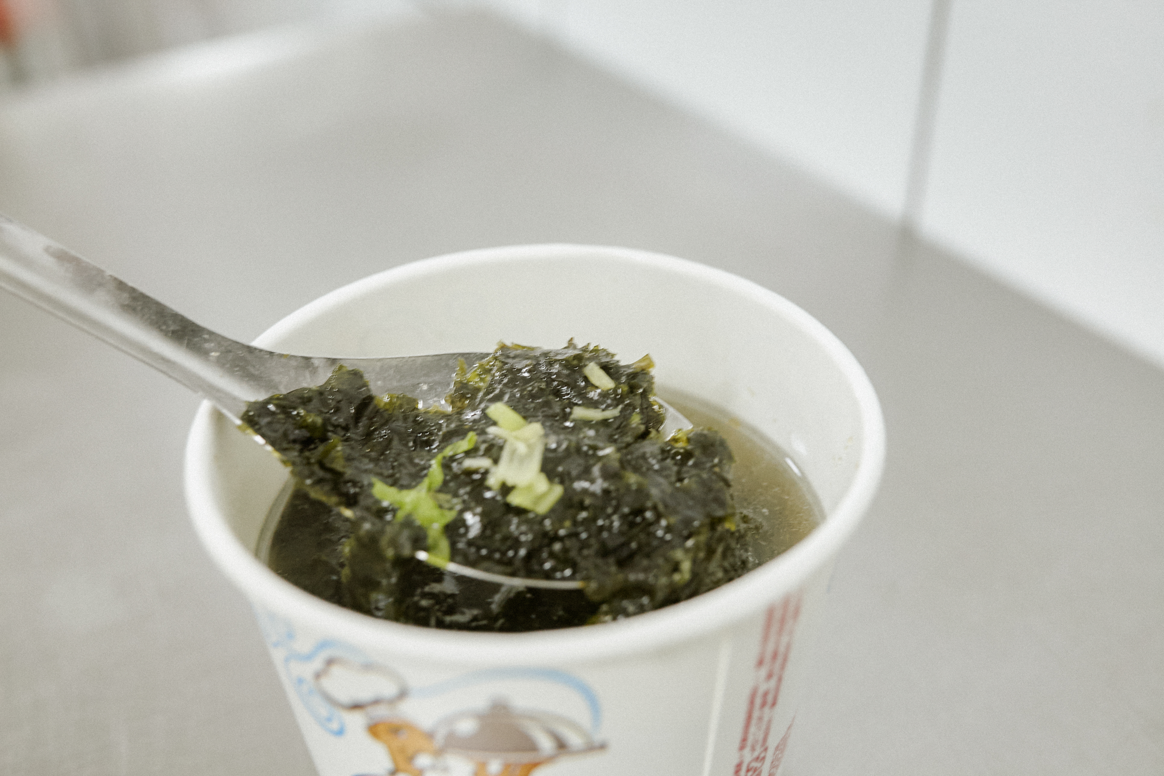 沒有華麗調味的紫菜蛋花湯，搭配乾拌麵讓一切剛剛好