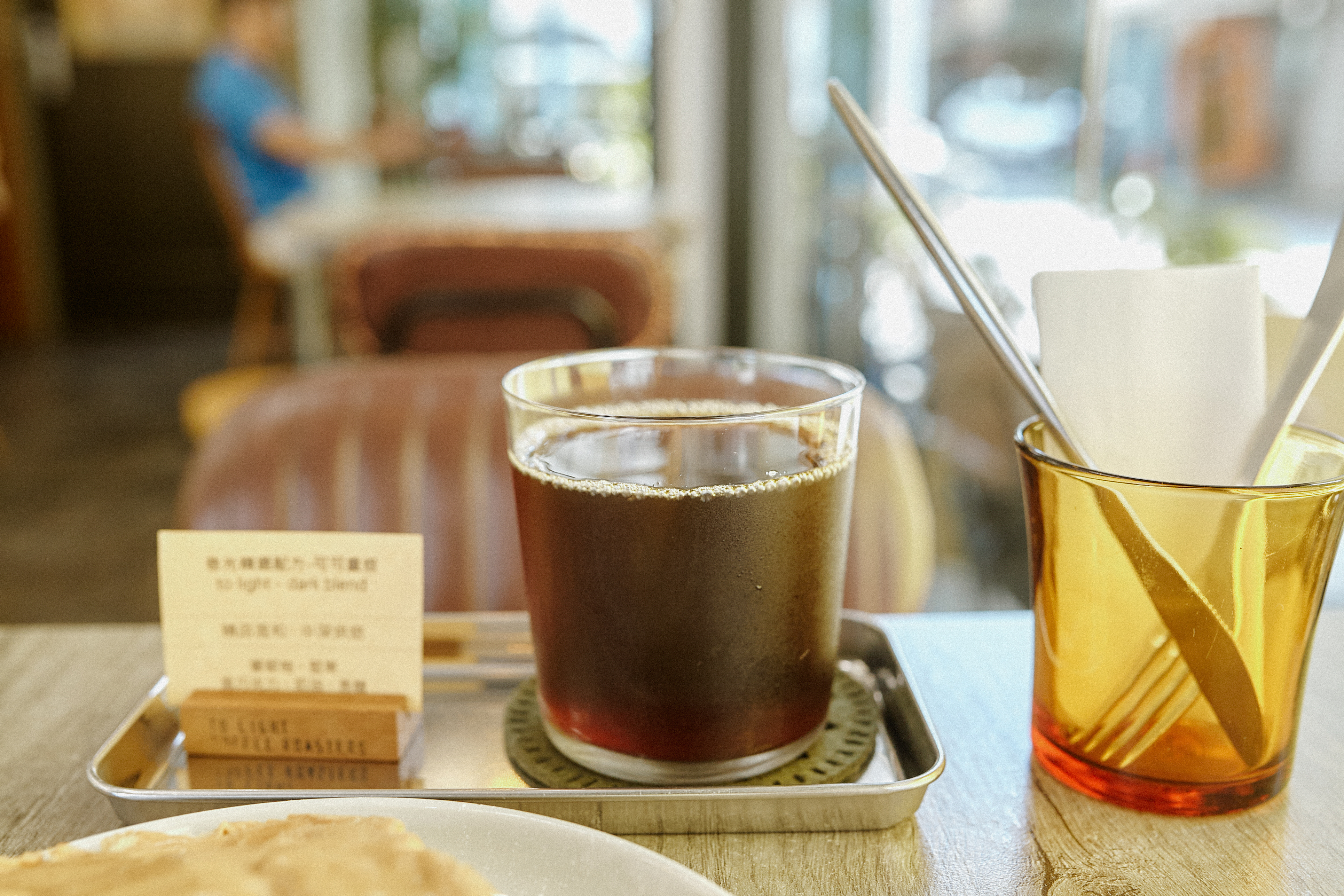 在充滿陽光的早晨，在巷光咖啡來一杯手沖咖啡，和花生吐司是最好的早餐搭配