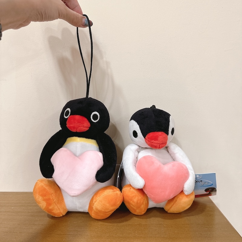 《05084》Pingu抱著愛心小玩偶/6吋