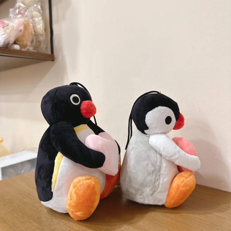 《05084》Pingu抱著愛心小玩偶/6吋