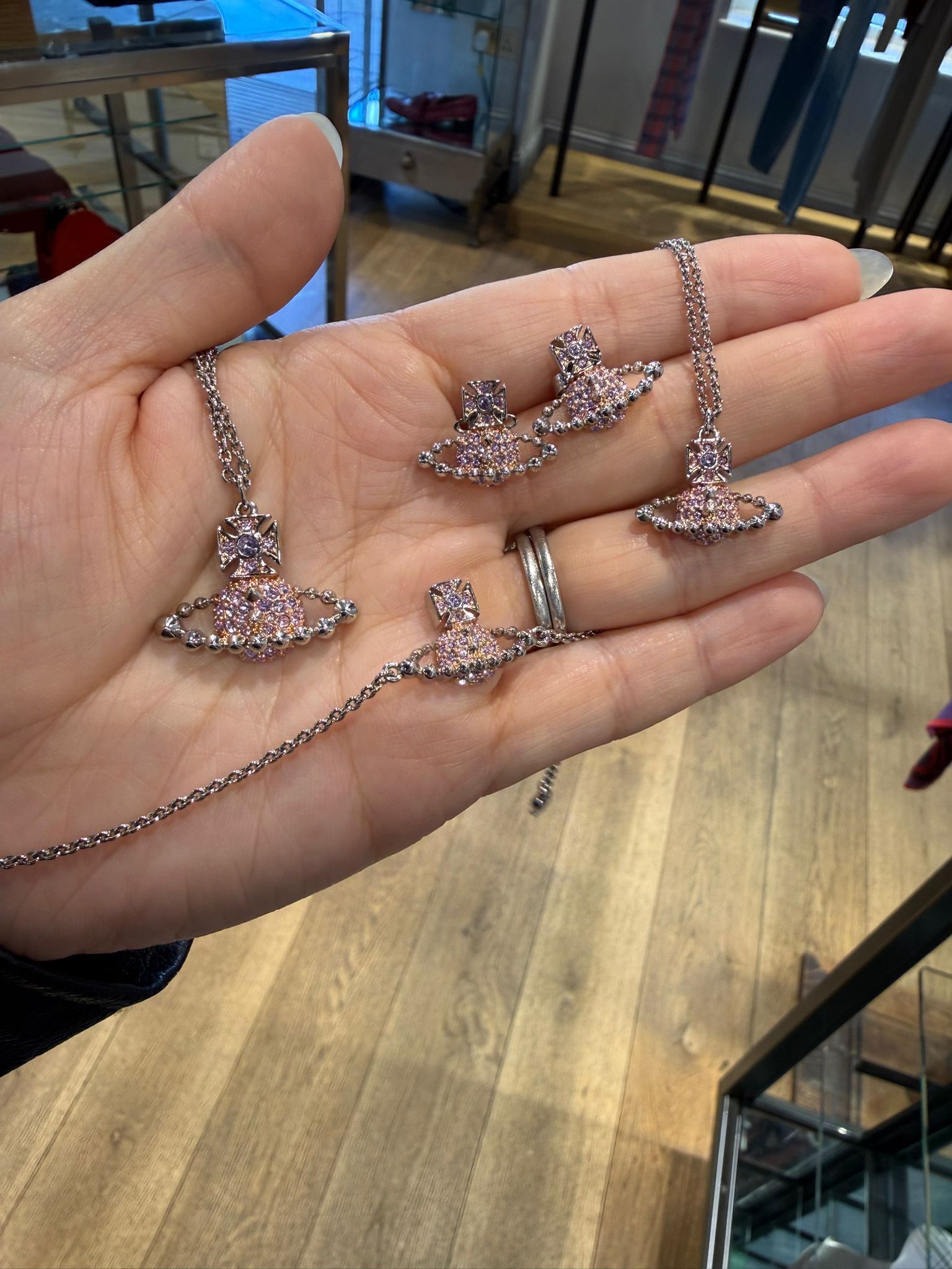 LYS01722 Vivienne Westwood 浮雕閃鑽系列