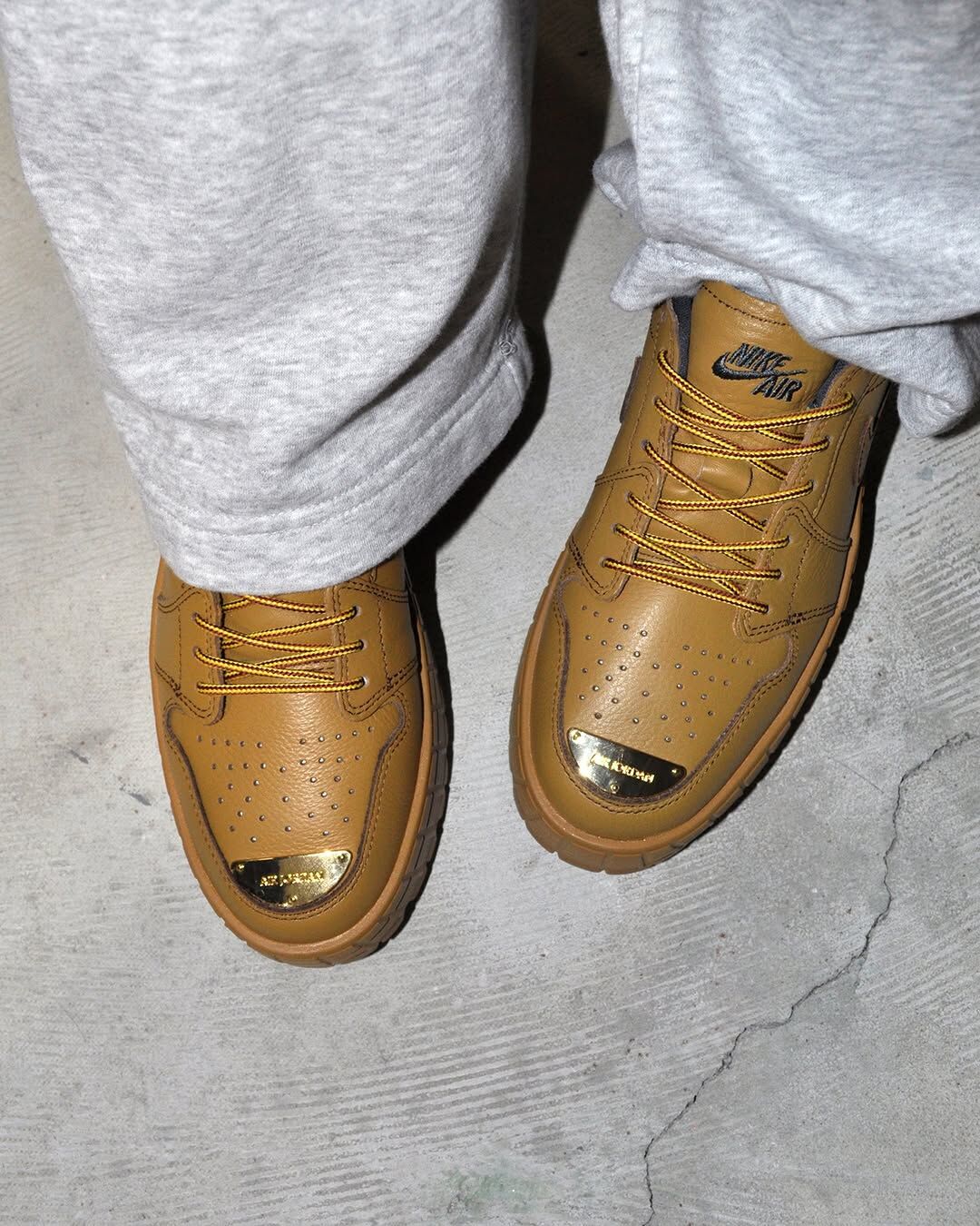 NIKE AIR JORDAN 1 BROOKLYN LOW AJ1 厚底 增高 卡其 小麥色 金屬 鐵牌 Hearts2Hearts H2H 鄭以安 IAN同款 女鞋 HF3184-700 / 預購