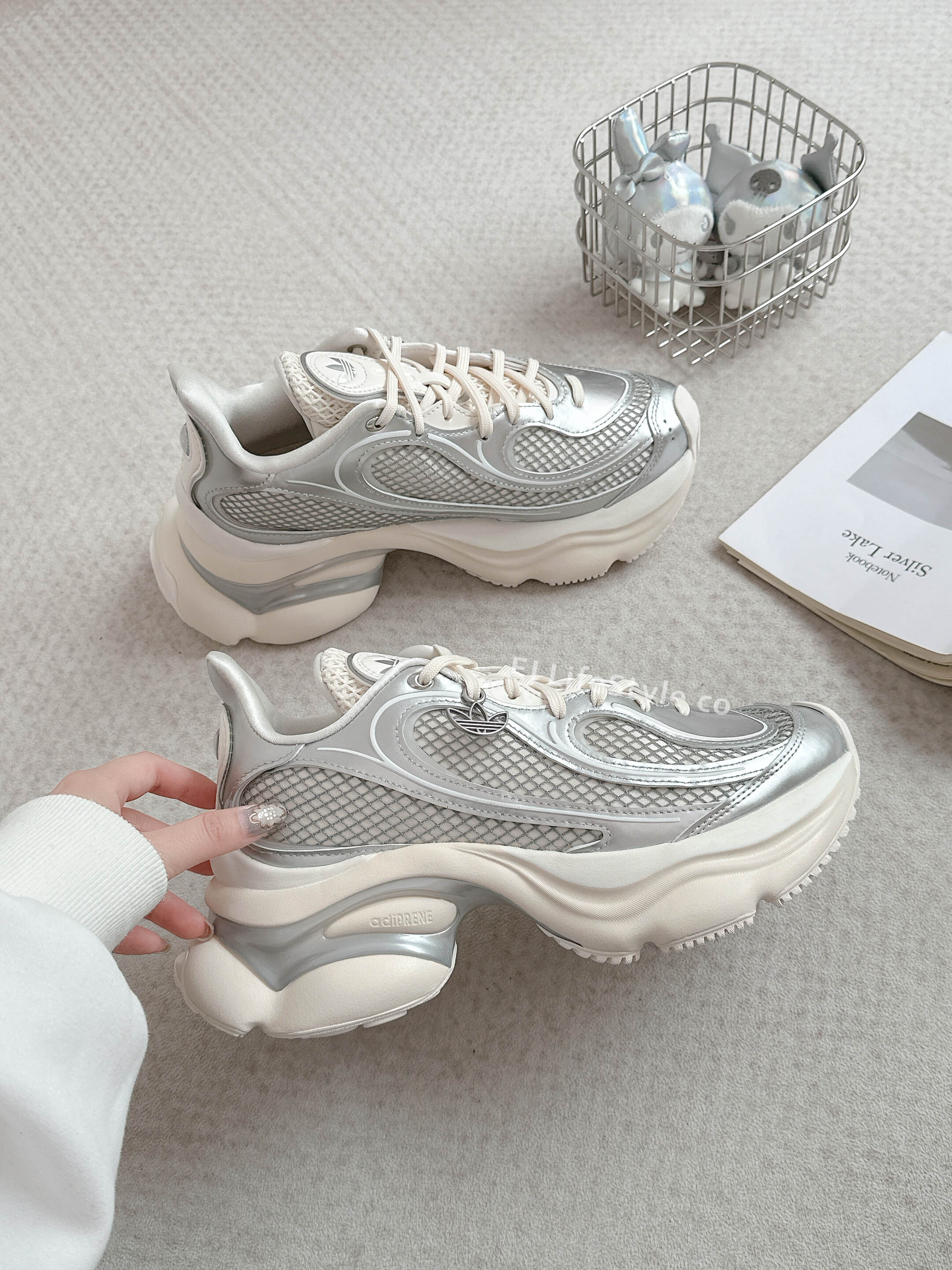 🇯🇵ADIDAS OZVENUZ 奶油白銀 銀白 銀色 蝴蝶鞋 增高 厚底 宋雨琦同款 女鞋 KK4675 / 現貨