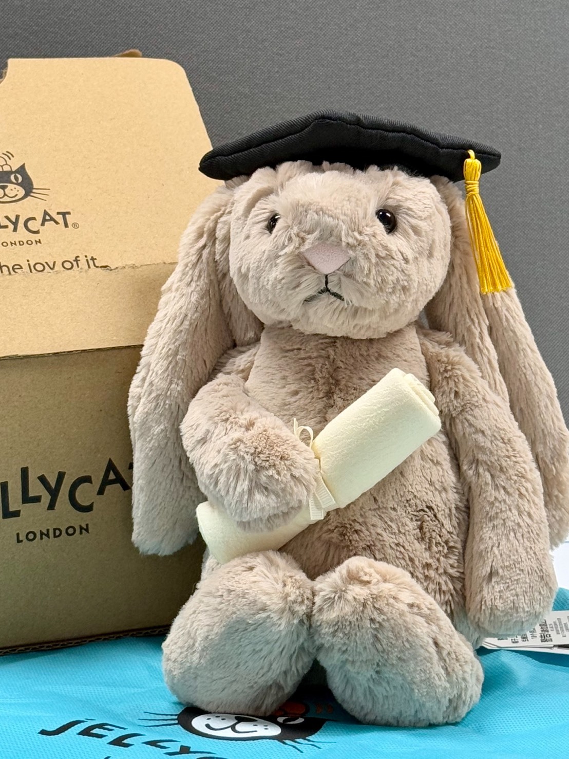 畢業季送禮必備🎓 JELLYCAT 畢業邦尼兔 31CM