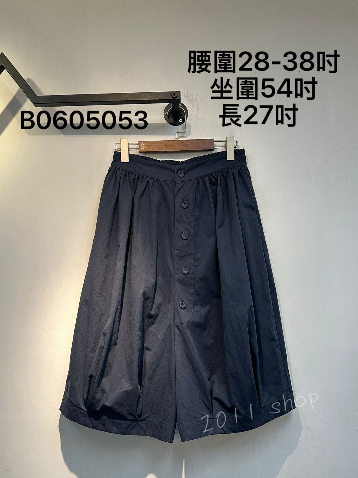 出口日本鈕扣皺摺七分褲 腰圍28-38吋 坐圍54吋 長27吋 B0605053
