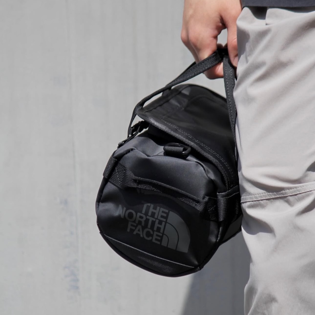 THE NORTH FACE 北臉 圓筒旅行袋 旅行肩背包 手提 兩色 NM82605