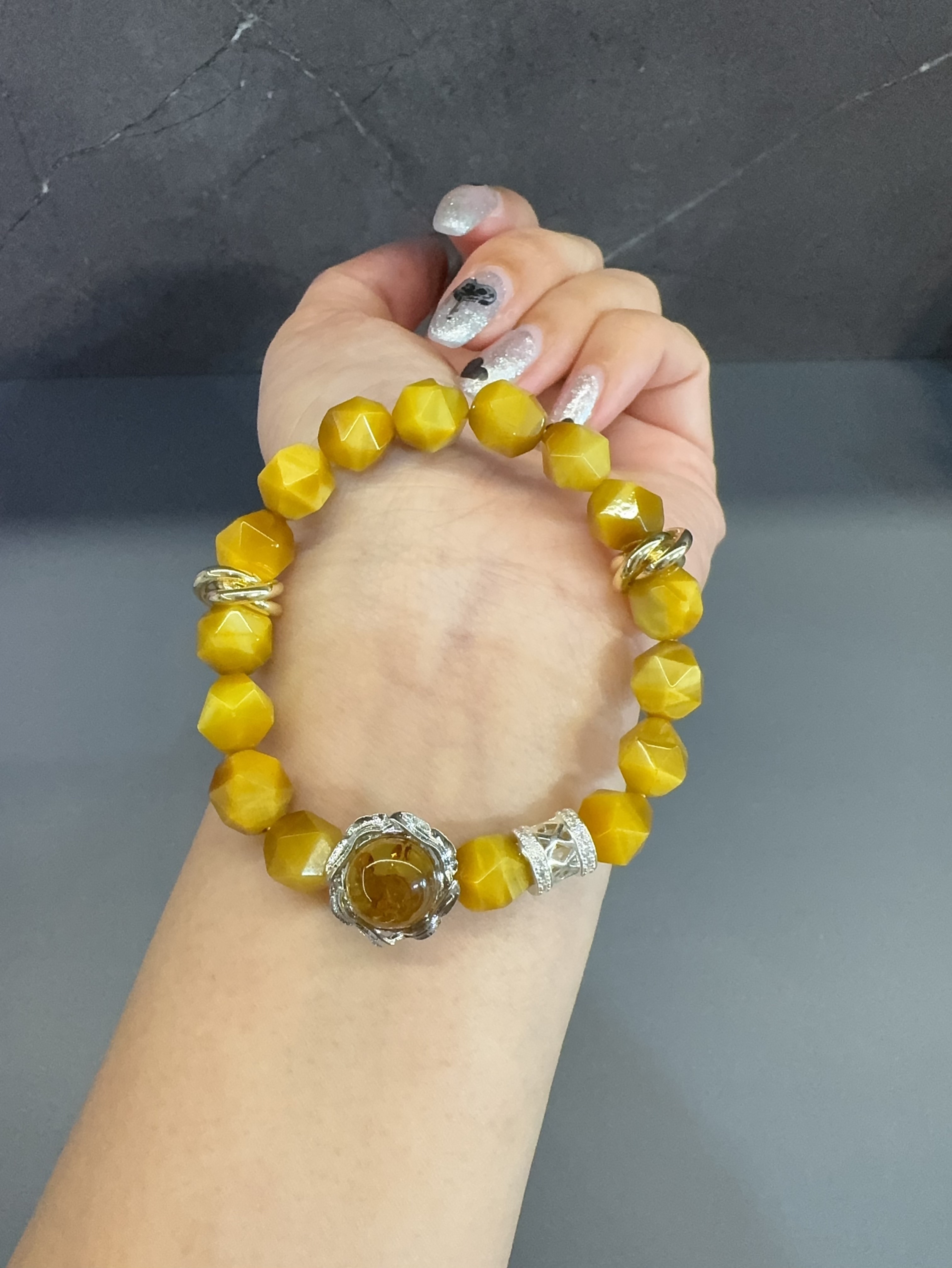 天然水晶自家設計DIY🌈黃虎眼💫招財💫改善腸胃不適💫辟邪💫有助改善感冒症狀、哮喘及支氣管炎💫加強骨骼關節💫安定神經💫調節暴飲暴食造成之不適💫可使人集中注意力💫帶來自信、堅定、果斷💫帶來勇氣、堅持自律的心💫增強自身生命力、樂觀積極的心態花珀🌸🌷安神定性：有助於緩解神經衰弱、失眠多夢，穩定情緒，促進循環與美容🌹辟邪招財：被視為佛教七寶之一，具強壯能量，可辟邪化煞、招財納福。🌺舒緩壓力：溫暖的能量可幫助消除負能量，帶來樂觀態度。🌻保平安：適合長期在外或長途旅行者佩戴，視為護身符。