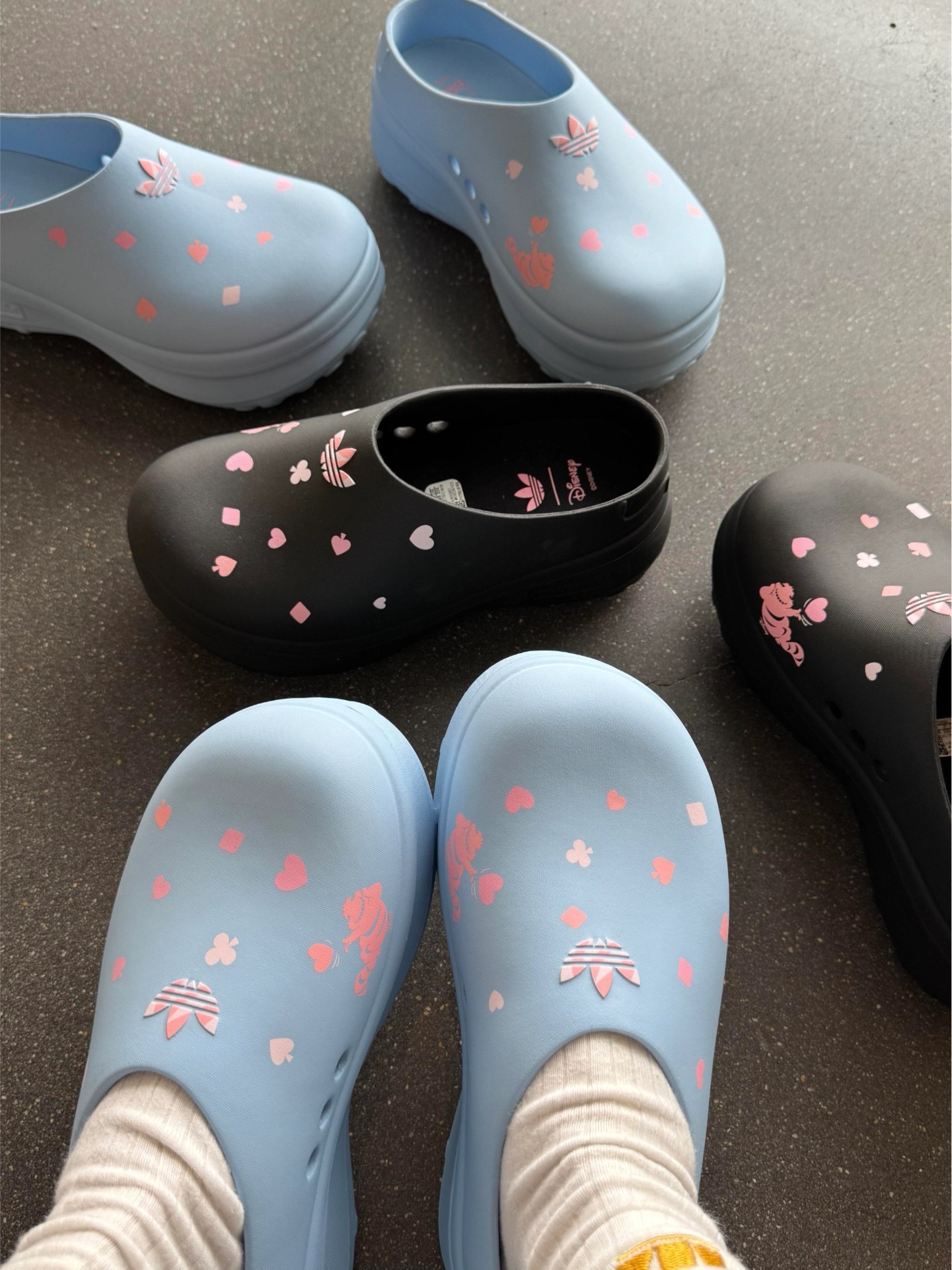 代購-《愛麗絲夢遊仙境》Adidas Originals × Disney 迪士尼 ADIFOM STAN MULE  妙妙貓 穆勒鞋 廚師鞋 黑/藍 KH5901KH5902