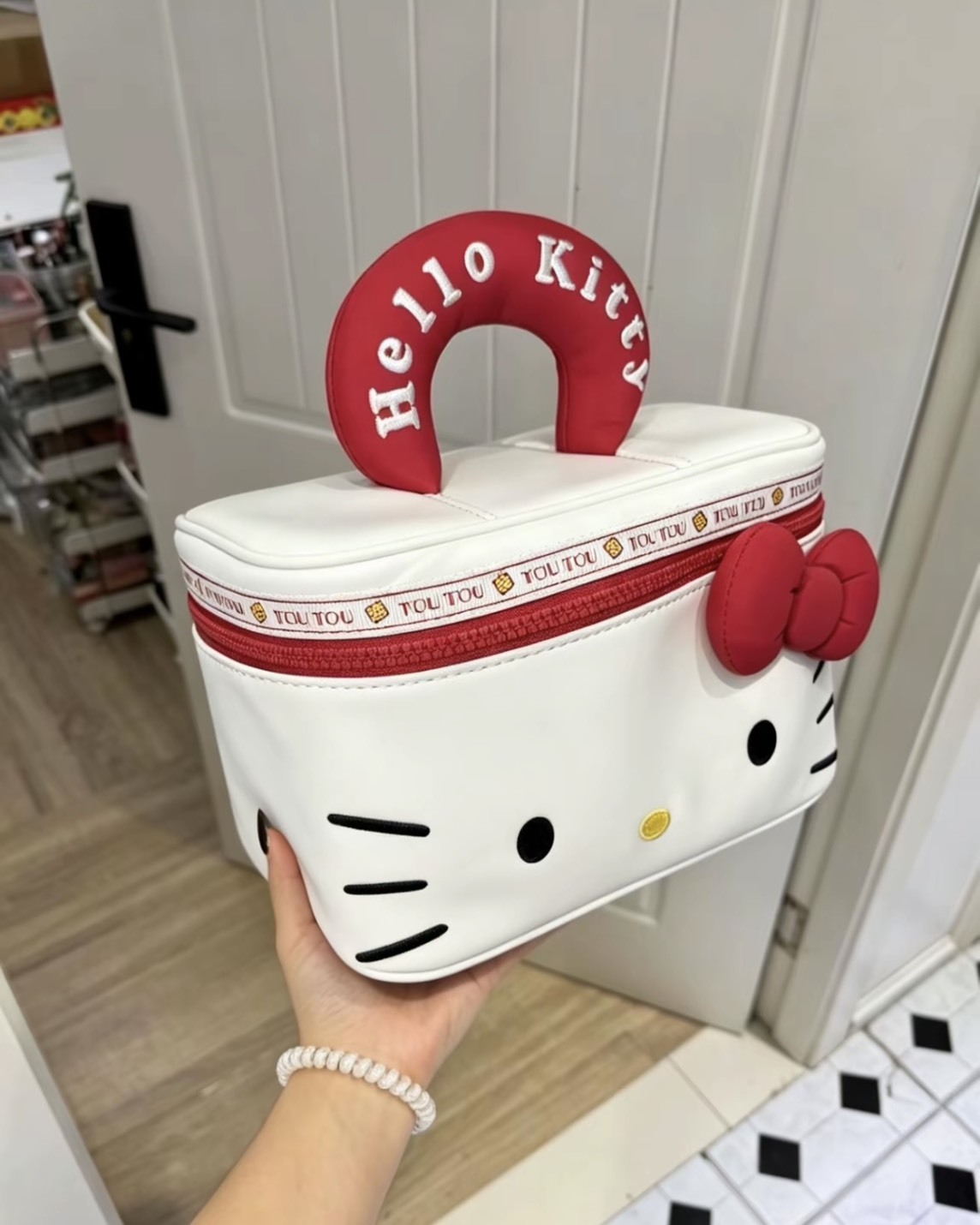 正版授權 TOUTOU X HELLOKITTY 大容量 化妝包 四色 大耳狗