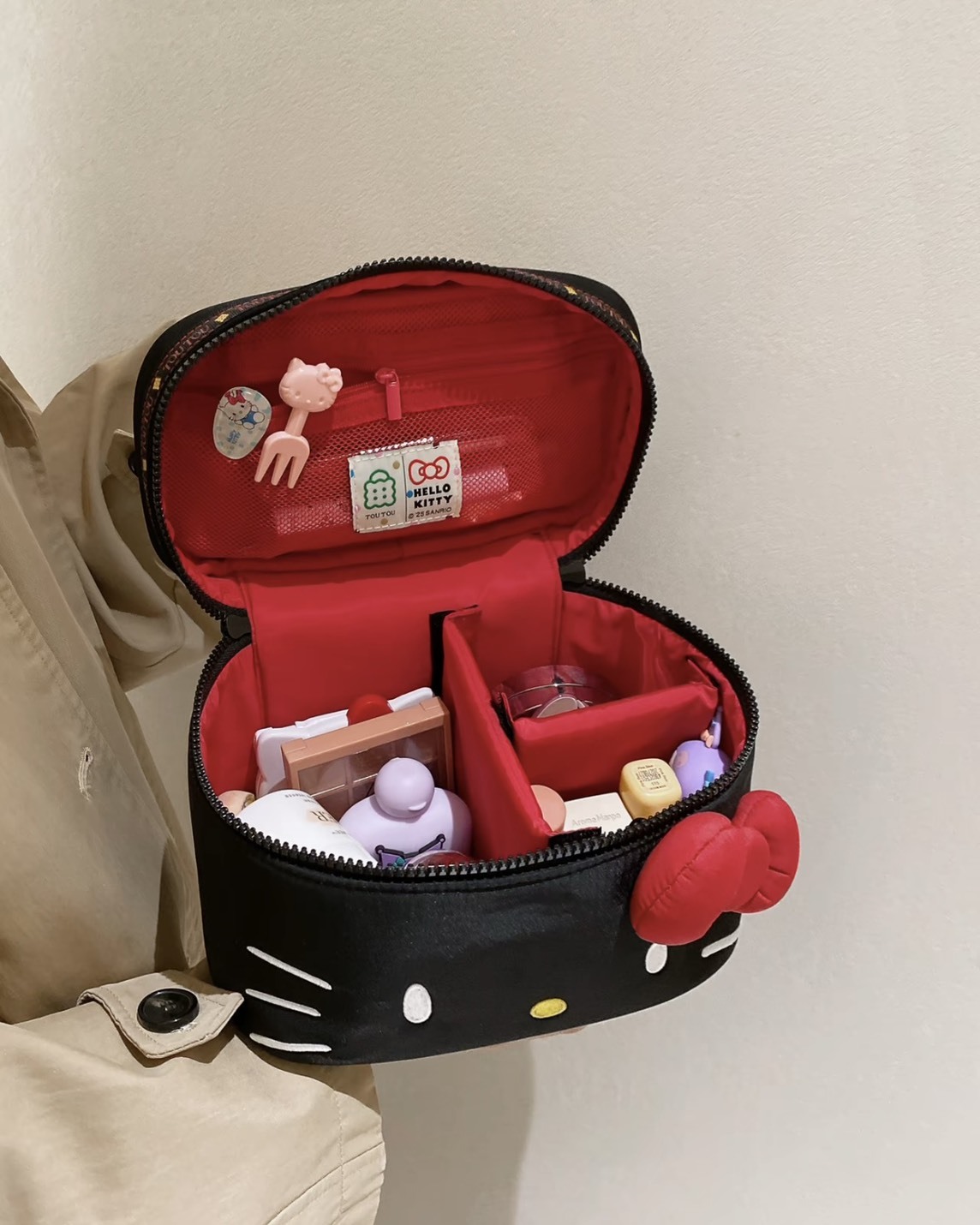 正版授權 TOUTOU X HELLOKITTY 大容量 化妝包 四色 大耳狗
