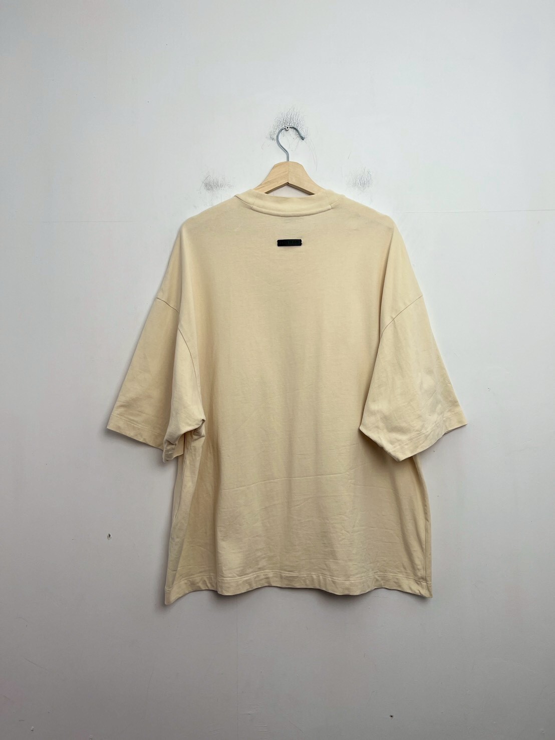 FEAR OF GOD ESSENTIALS RAISED LOGO TEE SIZE M